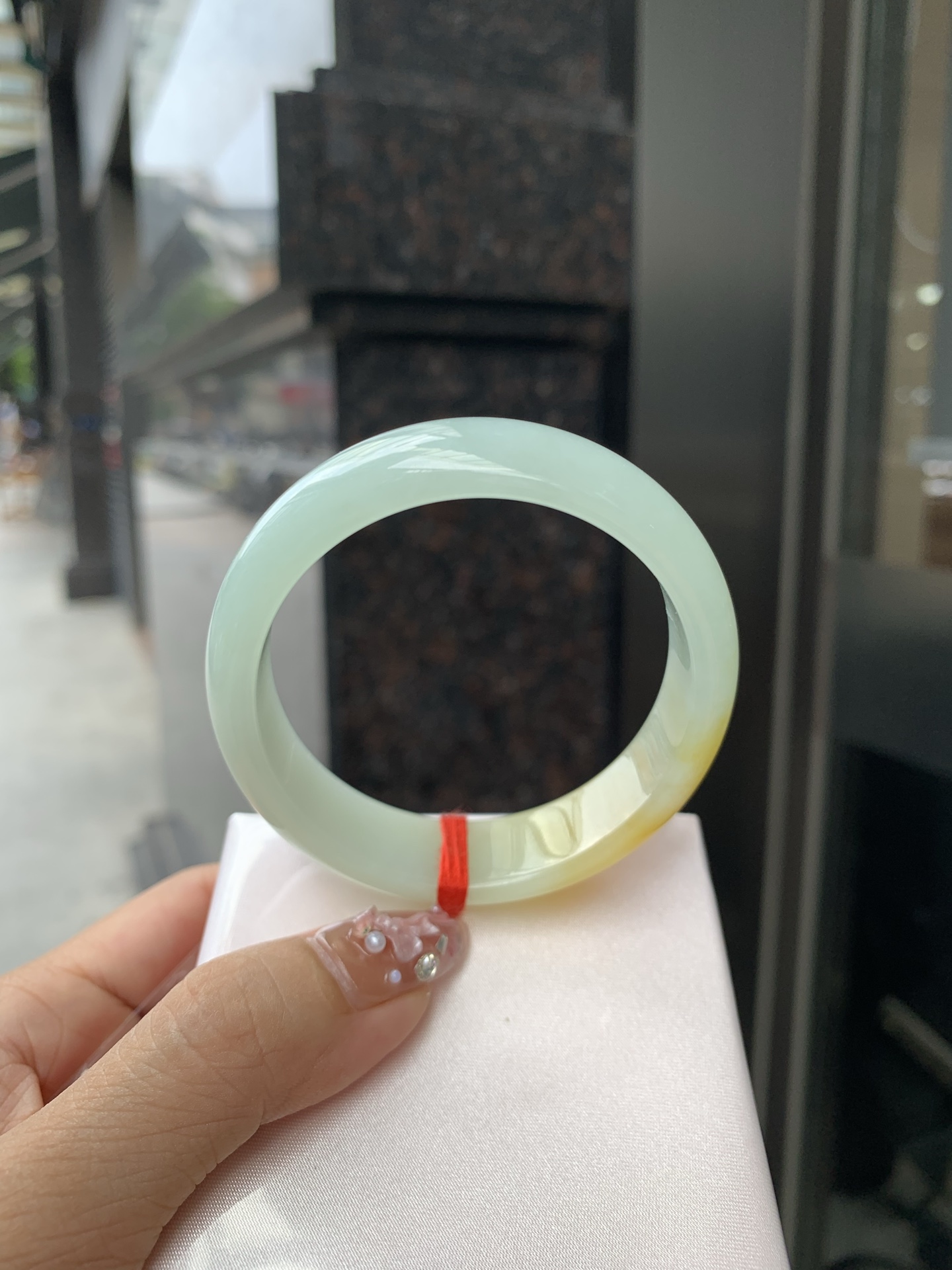 淡晴底黄翡宽版正圈 53.2-6.5-14.8 0606-SJ-117-1 打灯细纹，底妆细腻水润，淡淡的晴底搭配一大截黄翡，明亮吸睛，犹如夕阳洒在湖水上的感觉。
