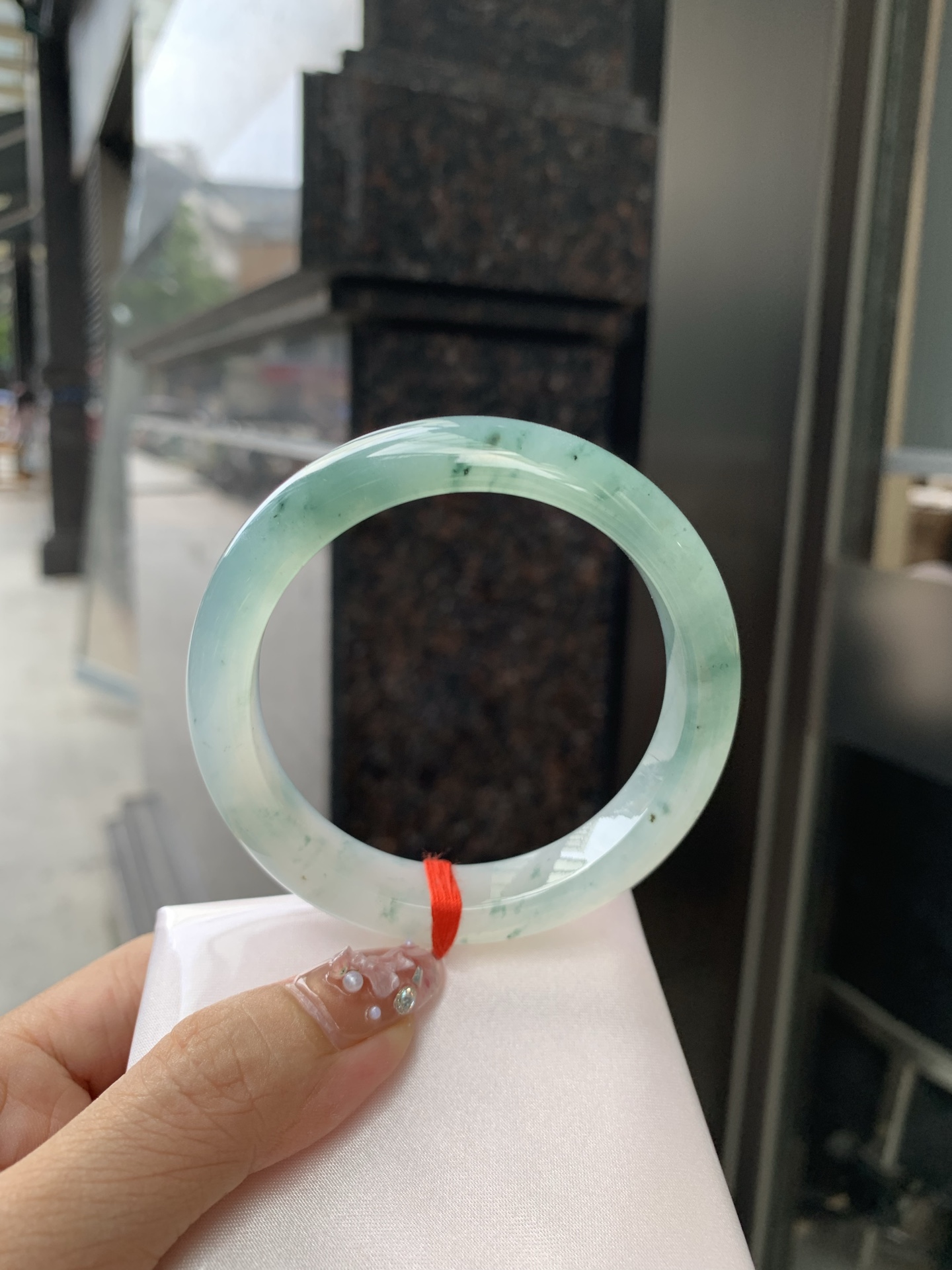 蓝底冰飘花正圈 56.7-8.4-11.7 0606-SJ-112-3 打灯细纹，底妆冰润，蓝底飘花，半山半水，独特且直观的美，它的冰透细腻质地，成就了两种风格融合下最原始神秘气质～