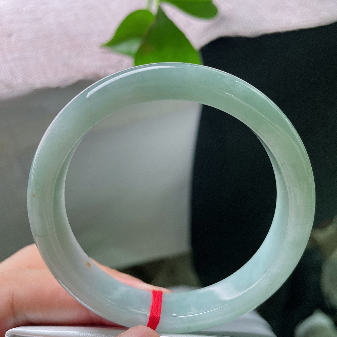 56.6/11.8/7.5，淡蓝底正圈，淡雅倾心，肉质细腻，水润，有纹，ss54087a
