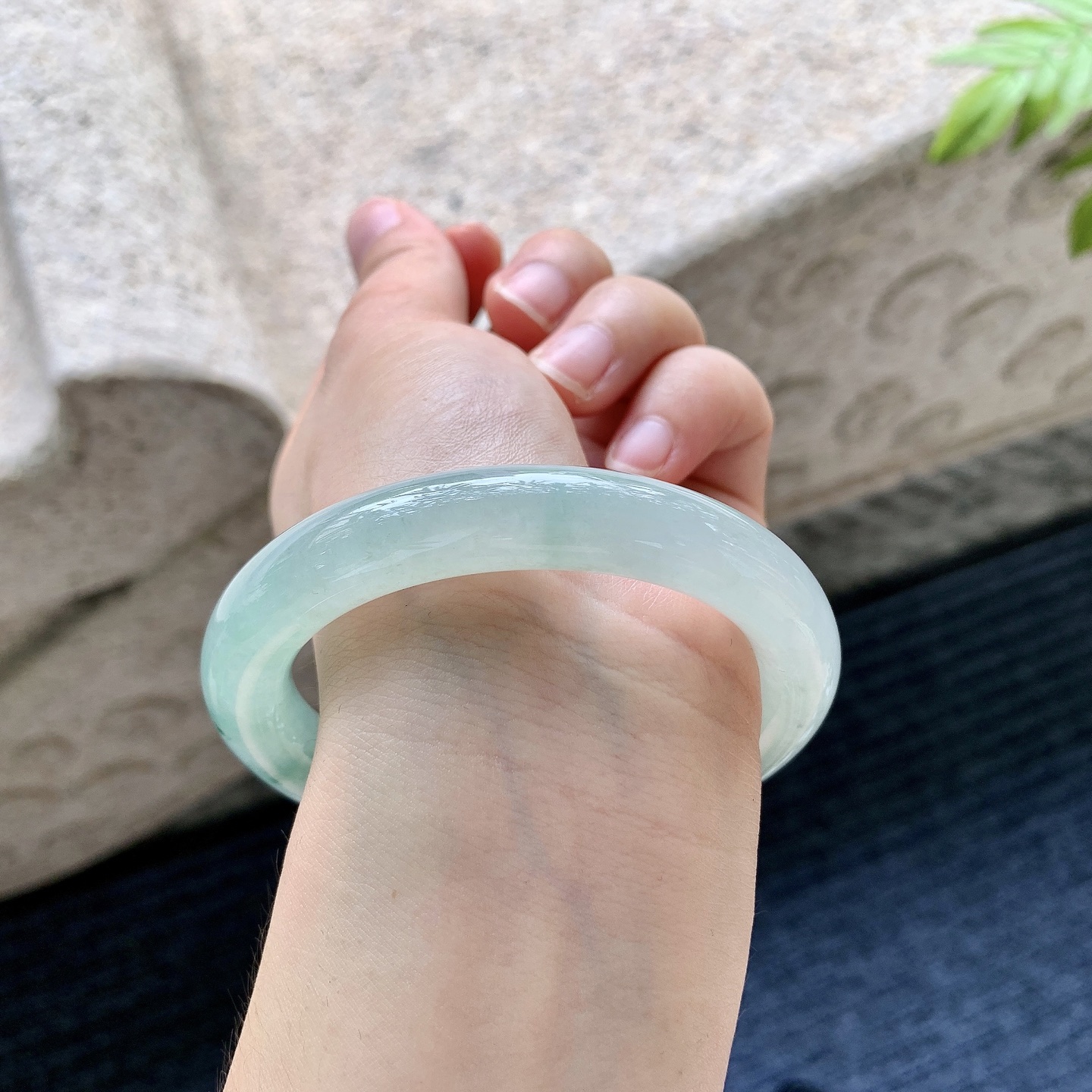 圆条55 56【圈口】56/10.6/10【编码】Q5060718【描述】冰糯晴绿飘花，水润，种老，细腻，无裂