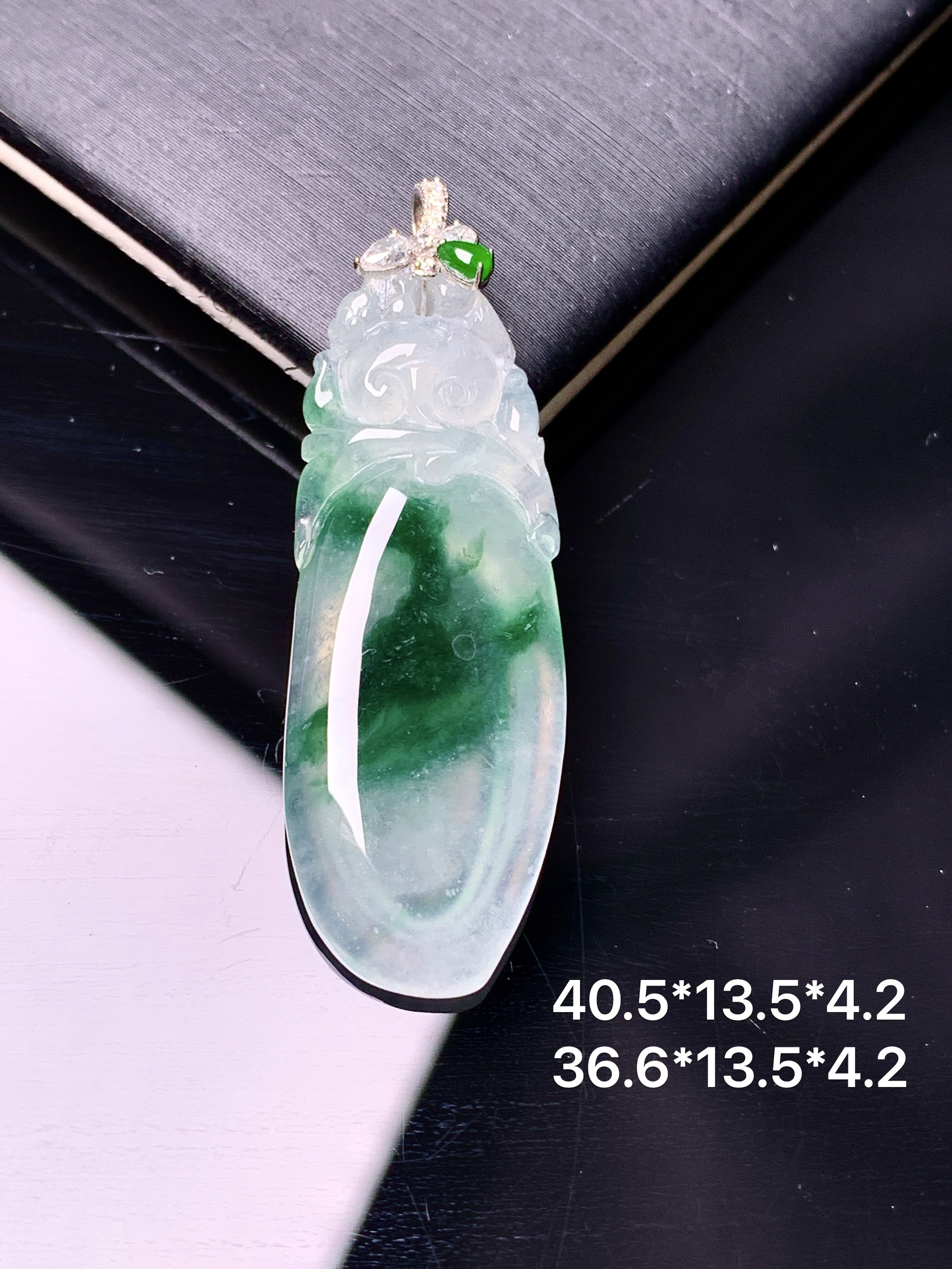 18k金镶嵌飘绿福贝吊坠 玉质细腻 色泽艳丽清新 整体尺寸40.5*13.5*4.2 j1