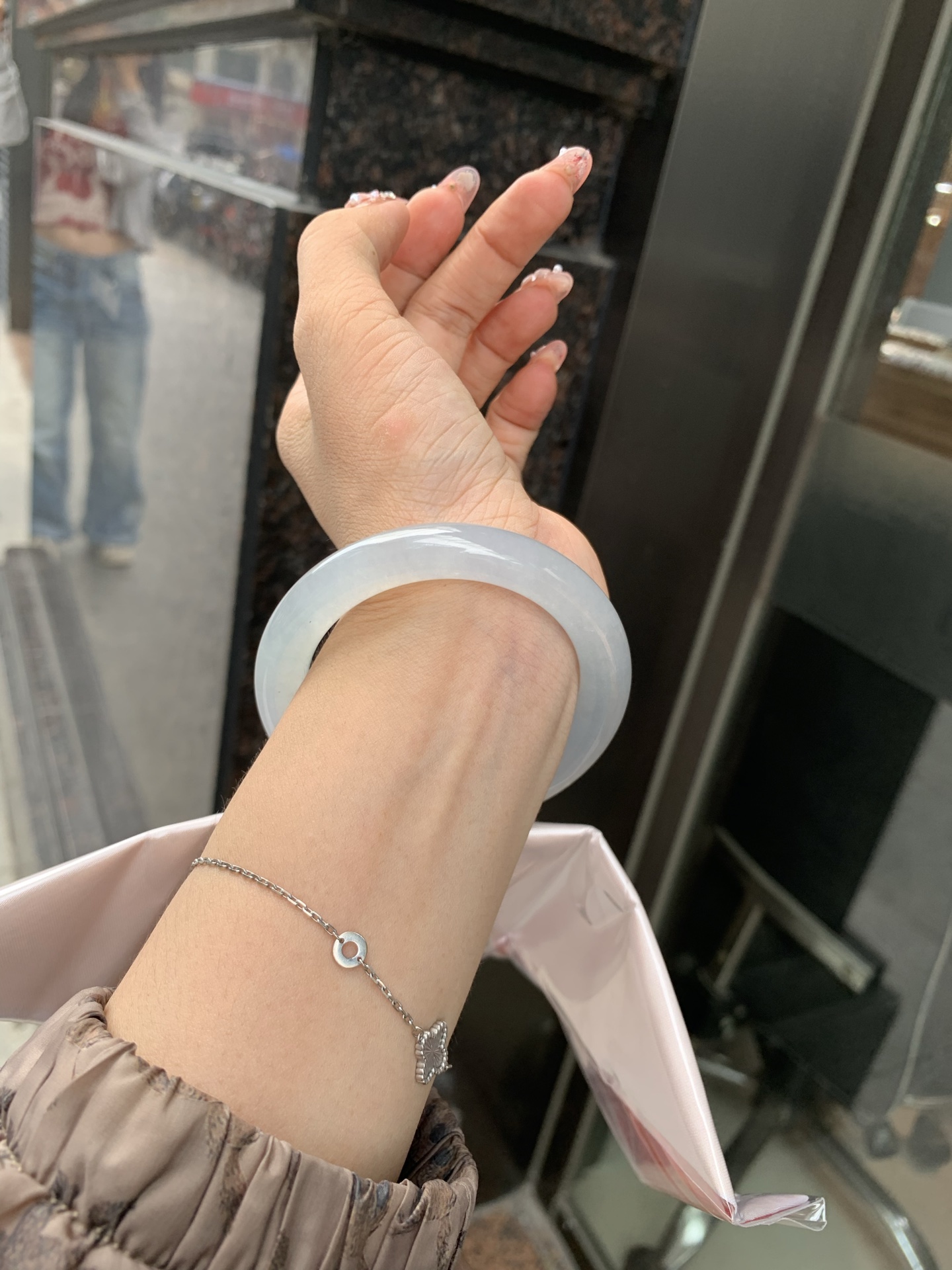 冰蓝美人条 53.2-9.6-9.3 0606-N910-2 打灯棉线，底妆冰润细腻，千变万化的冰晴蓝底色，拥有海的颜色，却散发着星空的光芒，这是一只来自冰川蓝的清冷气质仙女镯。