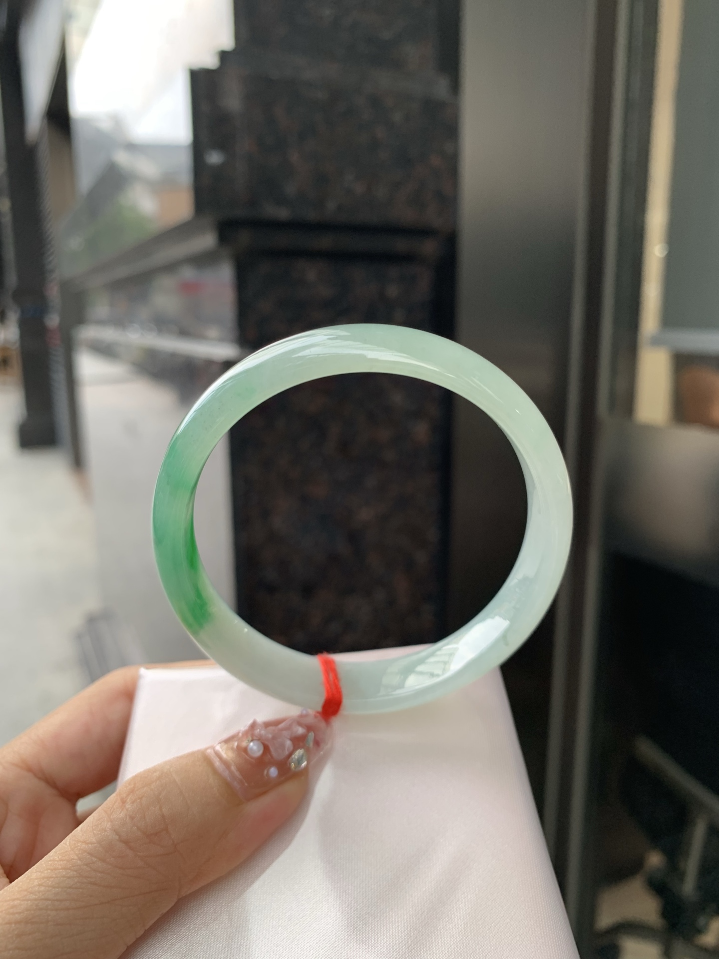 辣绿花正圈 58.3-6.2-12 0606-4A127-2 无裂，底妆水润，一抹辣绿花点缀，镯色生香，腕间之美，水润中透着灵气，仙气缭绕，温婉可人，举手投足间皆是美好