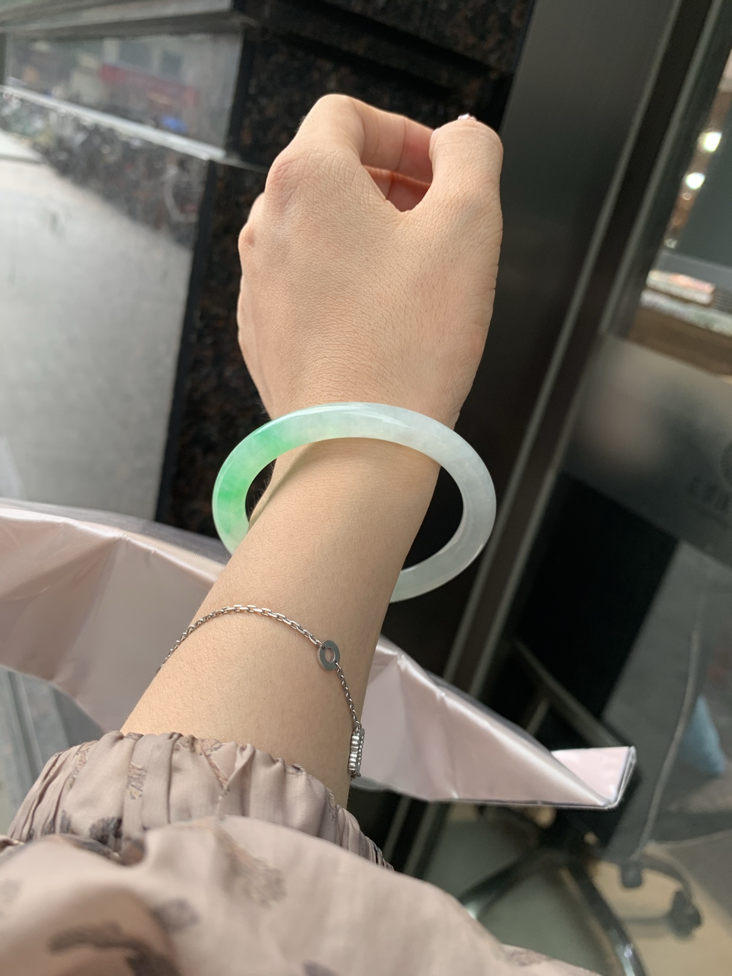 阳绿花美人条 53.2-7.3-6.5 0606-N893 打灯细纹，底妆冰润，金丝绿花色像春芽，从水润如晨露的底子蹦跳而出，将春日的灵动生机凝于手镯中，戴上她，清水芙蓉般的清新感自然晕染，每一次抬手，都似把盎然绿意融入生活。
