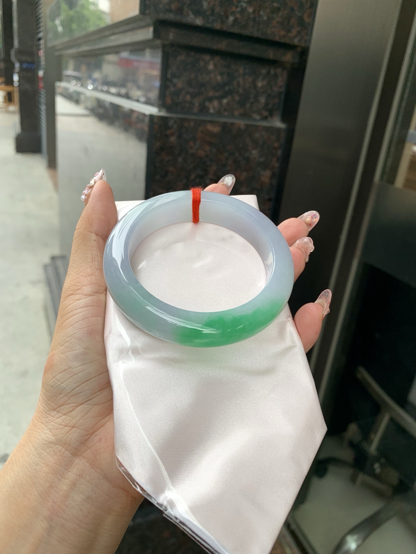阳绿白底青正圈 59-10.3-13.7 0606-N913-1 打灯细纹，底妆冰润，一节阳绿花，点缀腕间风华，干净纯净的底色上，一抹翠色肆意流淌，宛如春日里的繁华盛景