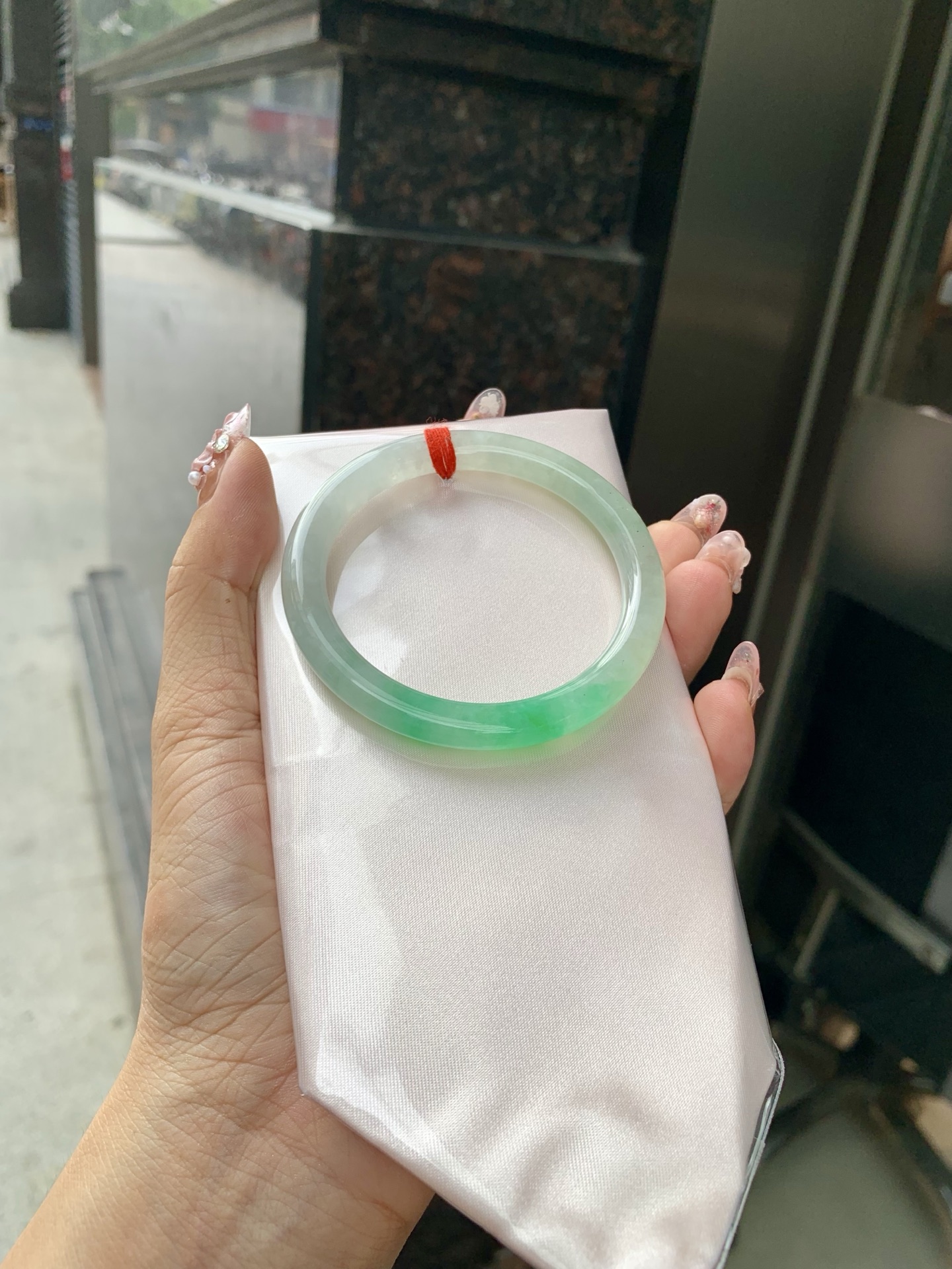 阳绿花美人条 53.2-7.3-6.5 0606-N893 打灯细纹，底妆冰润，金丝绿花色像春芽，从水润如晨露的底子蹦跳而出，将春日的灵动生机凝于手镯中，戴上她，清水芙蓉般的清新感自然晕染，每一次抬手，都似把盎然绿意融入生活。