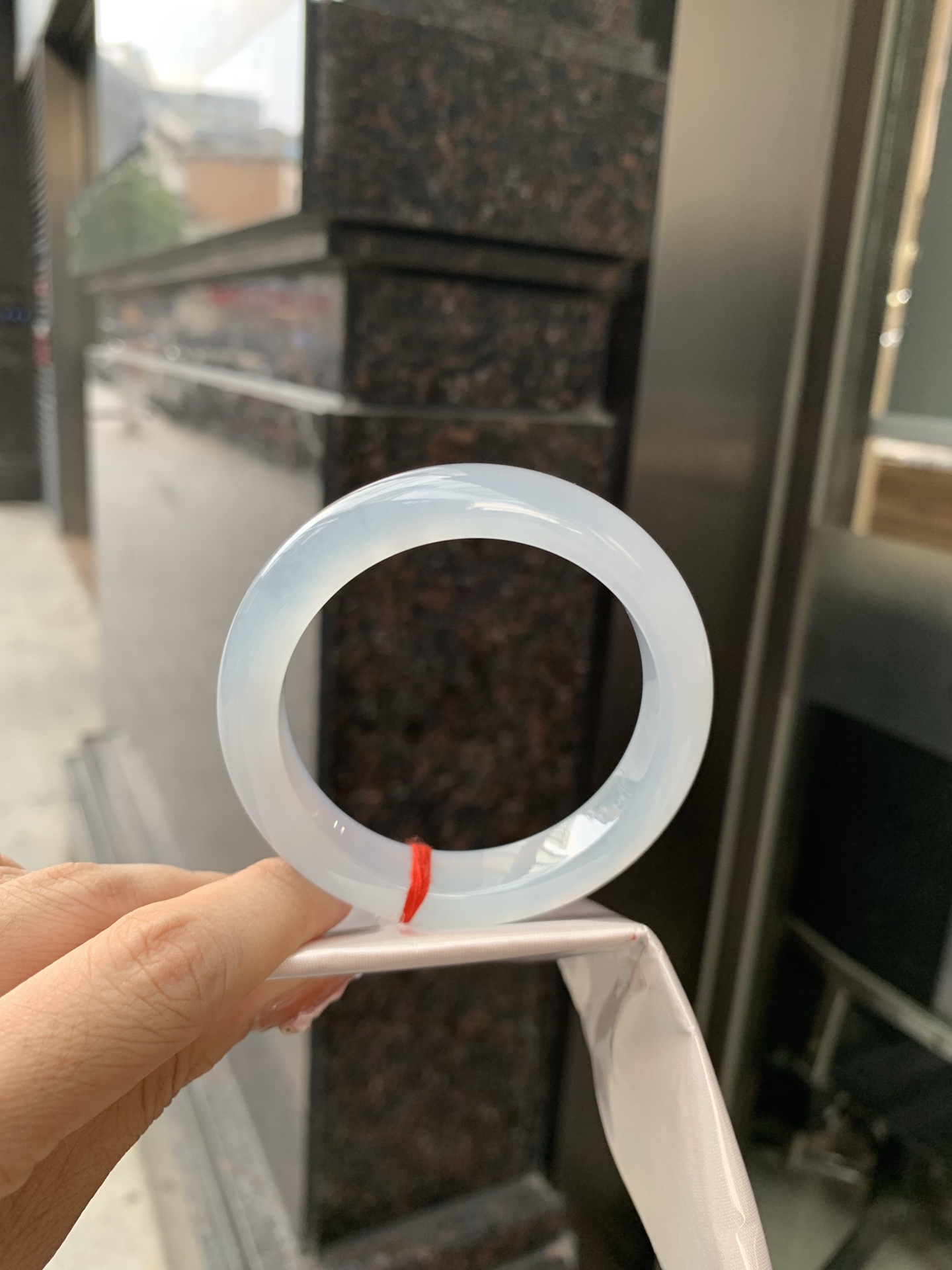 冰蓝正圈 55-8.7-12.2 0606-531-66 打灯棉根，底妆冰润细腻，千变万化的冰晴蓝底色，拥有海的颜色，却散发着星空的光芒，这是一只来自冰川蓝的清冷气质仙女镯。