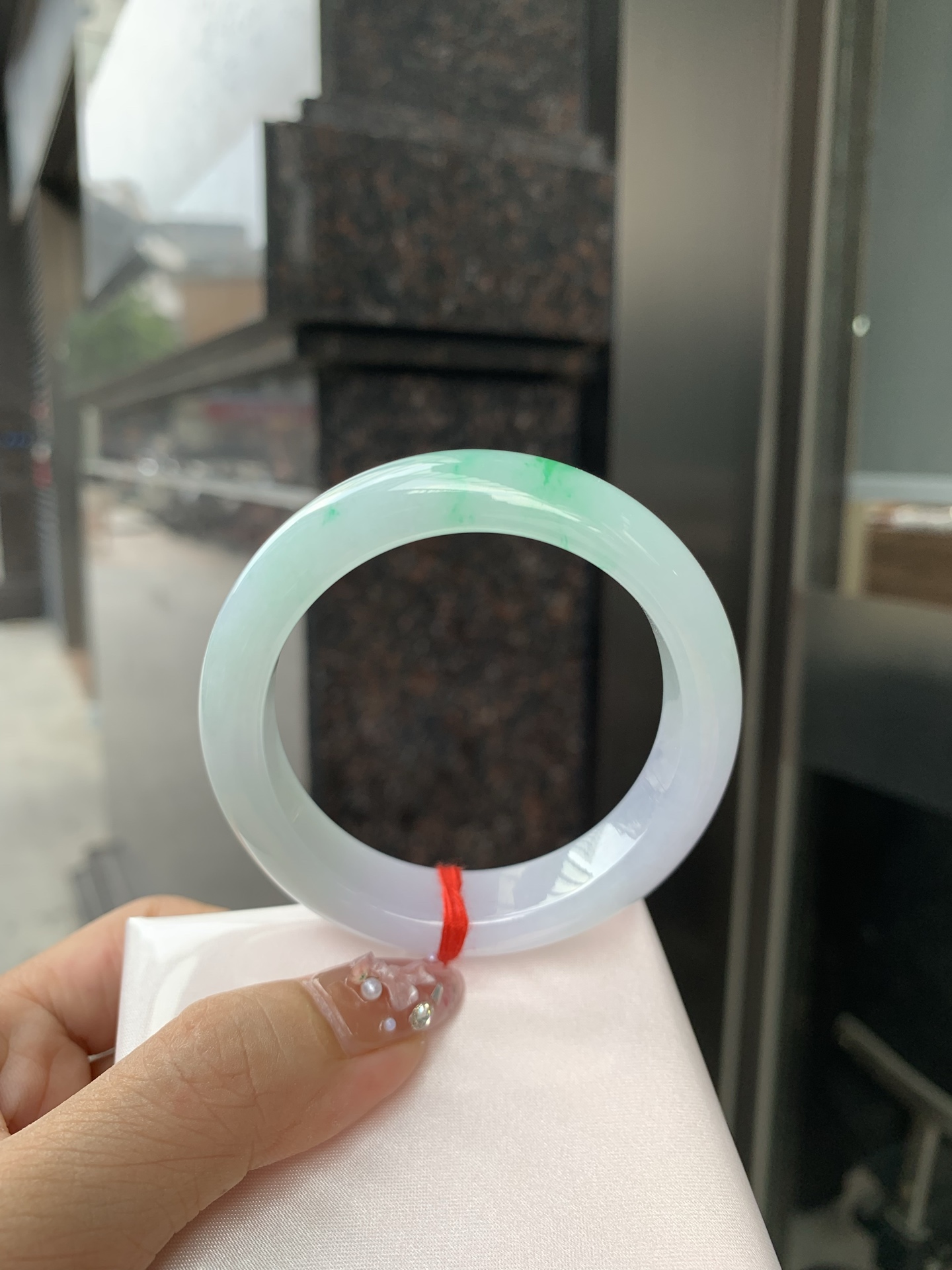 春彩正圈 52-8.3-13 0606-268-44 打灯棉线，一抹阳绿花碰上梦幻般的春，像是融化了的春天，所有的美好交织在一起，让人心生宁静而淡淡的欢喜。