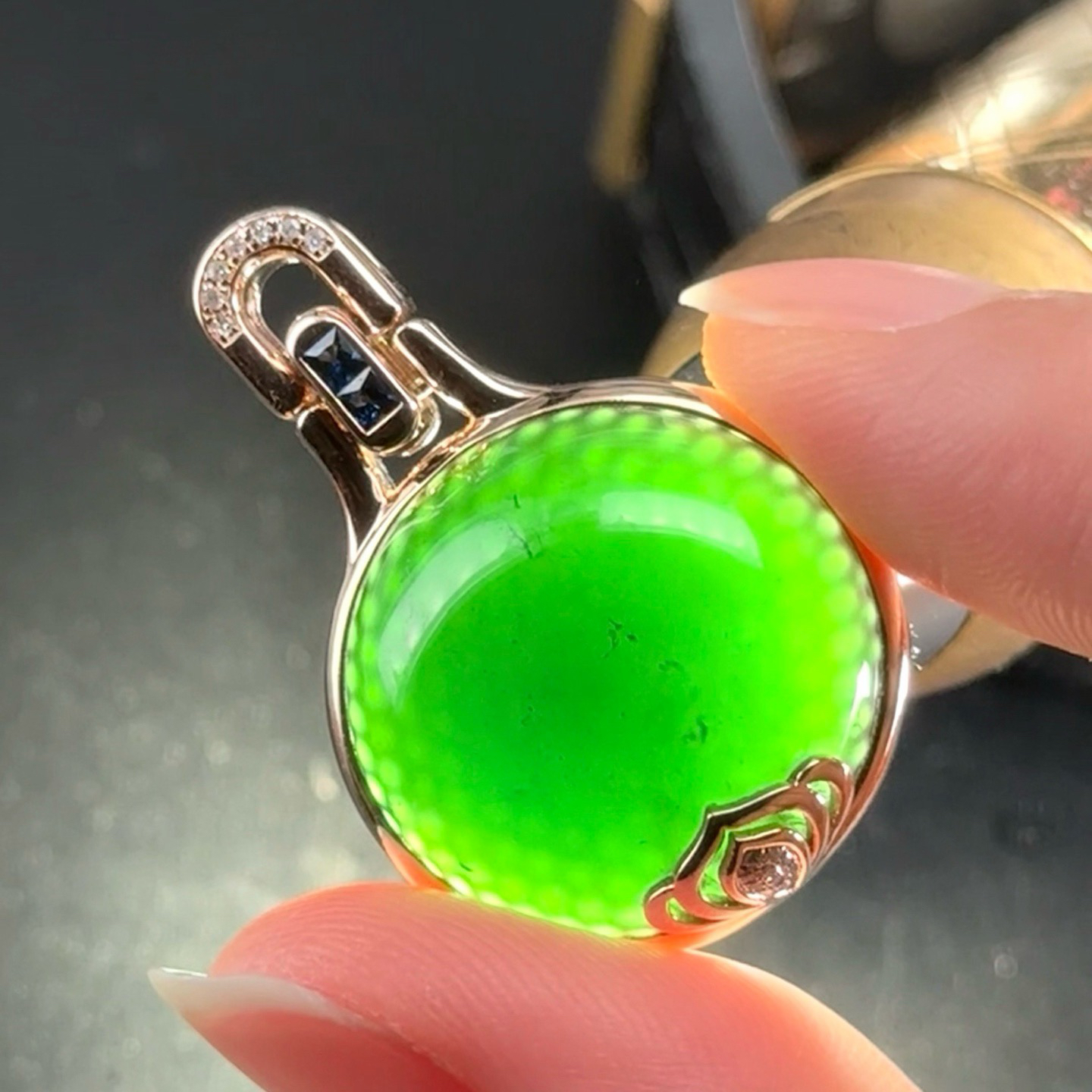 精品18k墨翠蛋面吊坠 种好色正 黑度极好 打灯通透 油性十足  尺寸33.6
