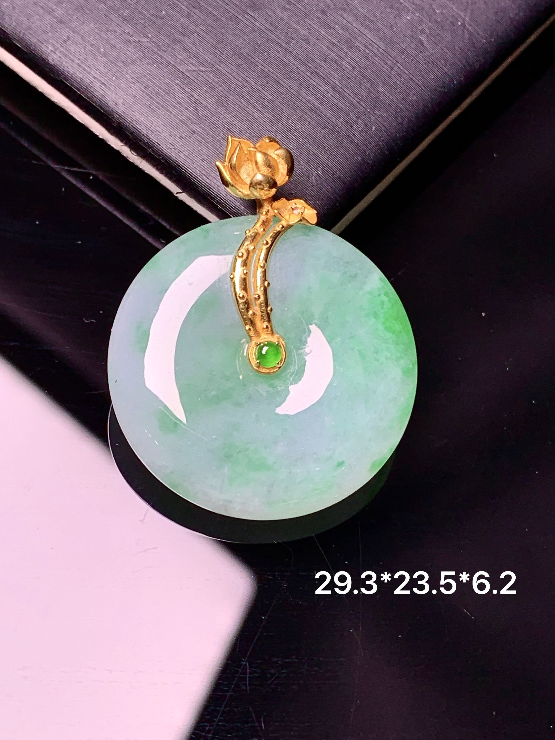 18k金镶嵌飘绿平安扣吊坠 玉质细腻 色泽艳丽清新 整体尺寸29.3*23.5*6.2 j1