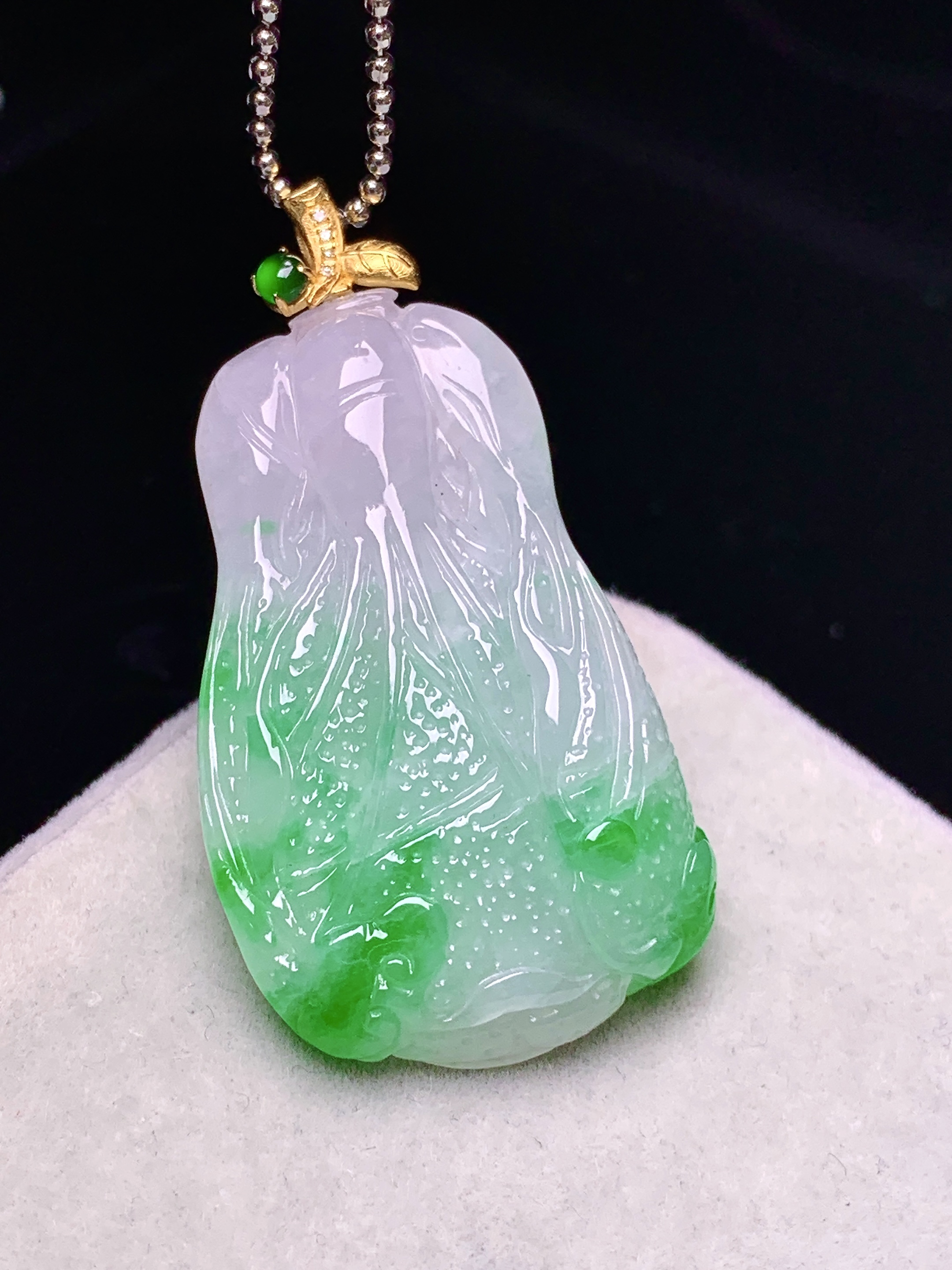 18k金镶嵌飘绿白菜吊坠 玉质细腻 色泽艳丽清新 整体尺寸38*20*7 e1