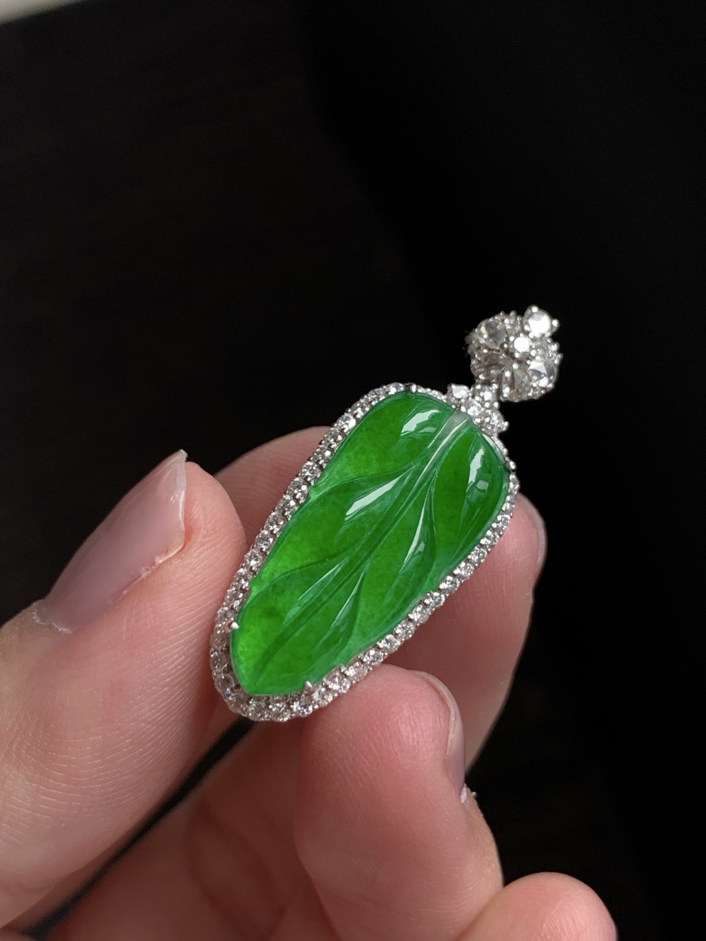 【18k金镶嵌玉叶吊坠】种老细腻，色阳浓郁起胶尺寸：成品：31.1*12.3*8.5，裸石：21*10.1*2.4,asd1366