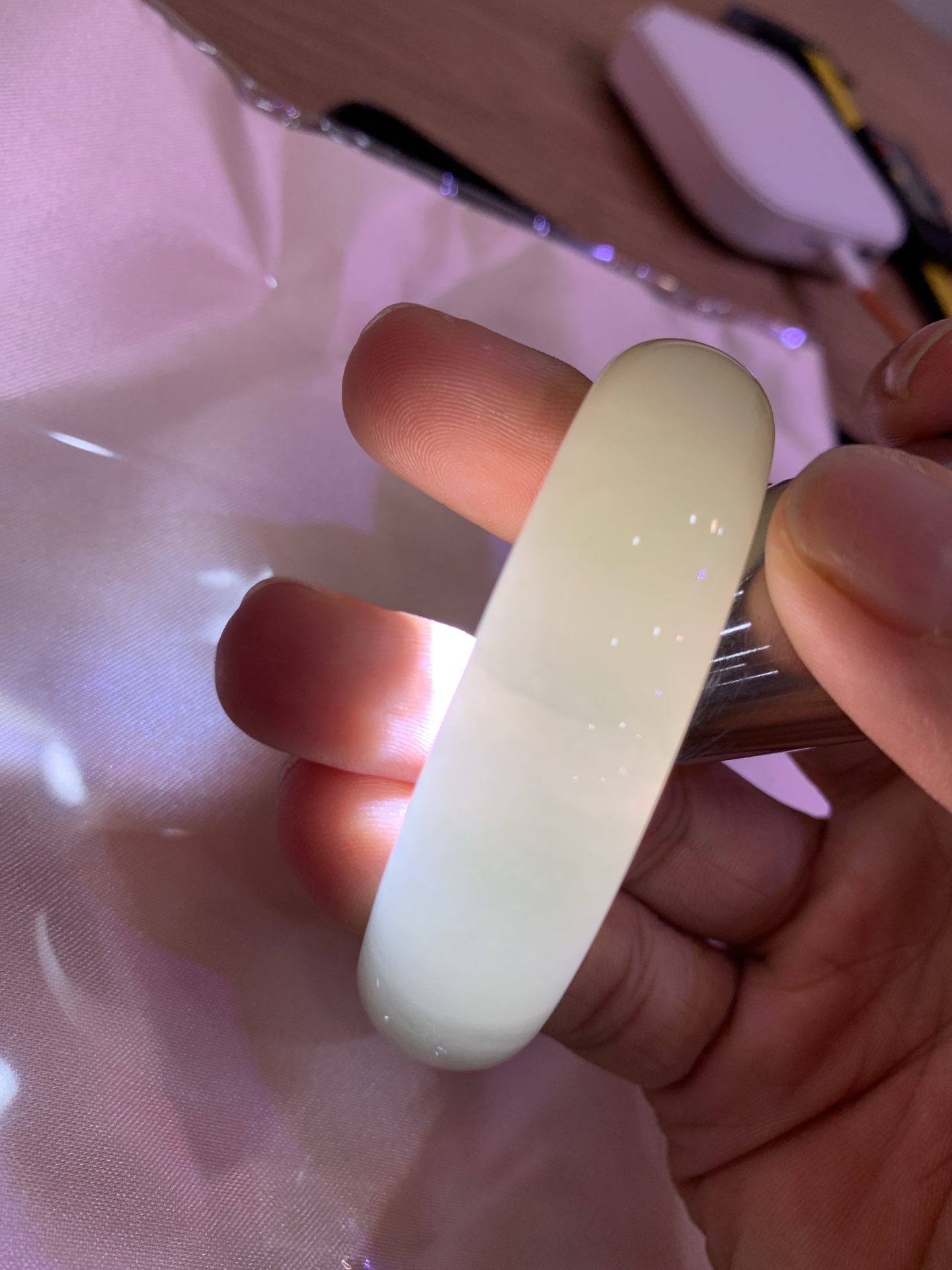 淡晴底黄翡宽版正圈 53.2-6.5-14.8 0606-SJ-117-1 打灯细纹，底妆细腻水润，淡淡的晴底搭配一大截黄翡，明亮吸睛，犹如夕阳洒在湖水上的感觉。