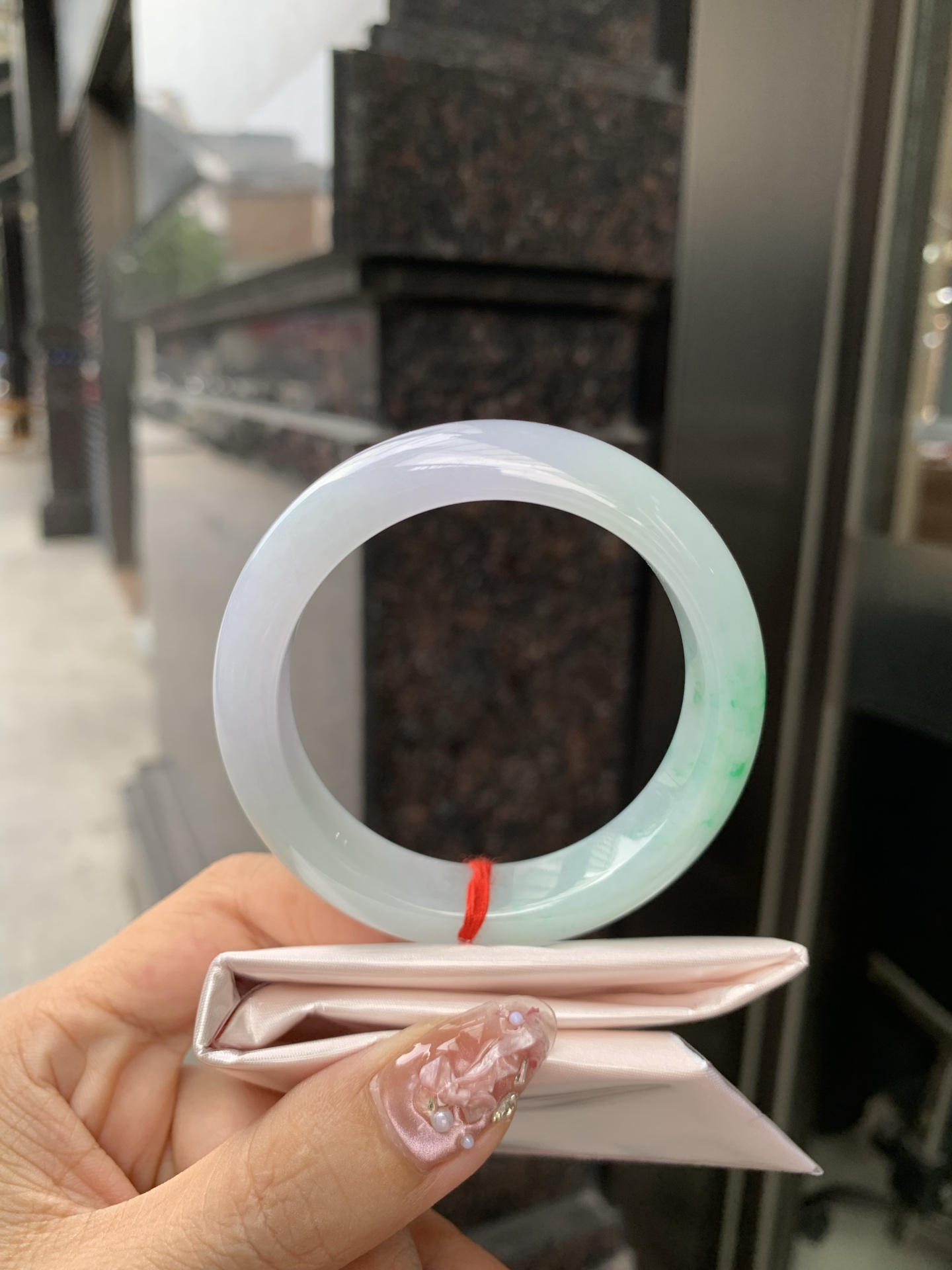 春彩正圈 52-8.3-13 0606-268-44 打灯棉线，一抹阳绿花碰上梦幻般的春，像是融化了的春天，所有的美好交织在一起，让人心生宁静而淡淡的欢喜。