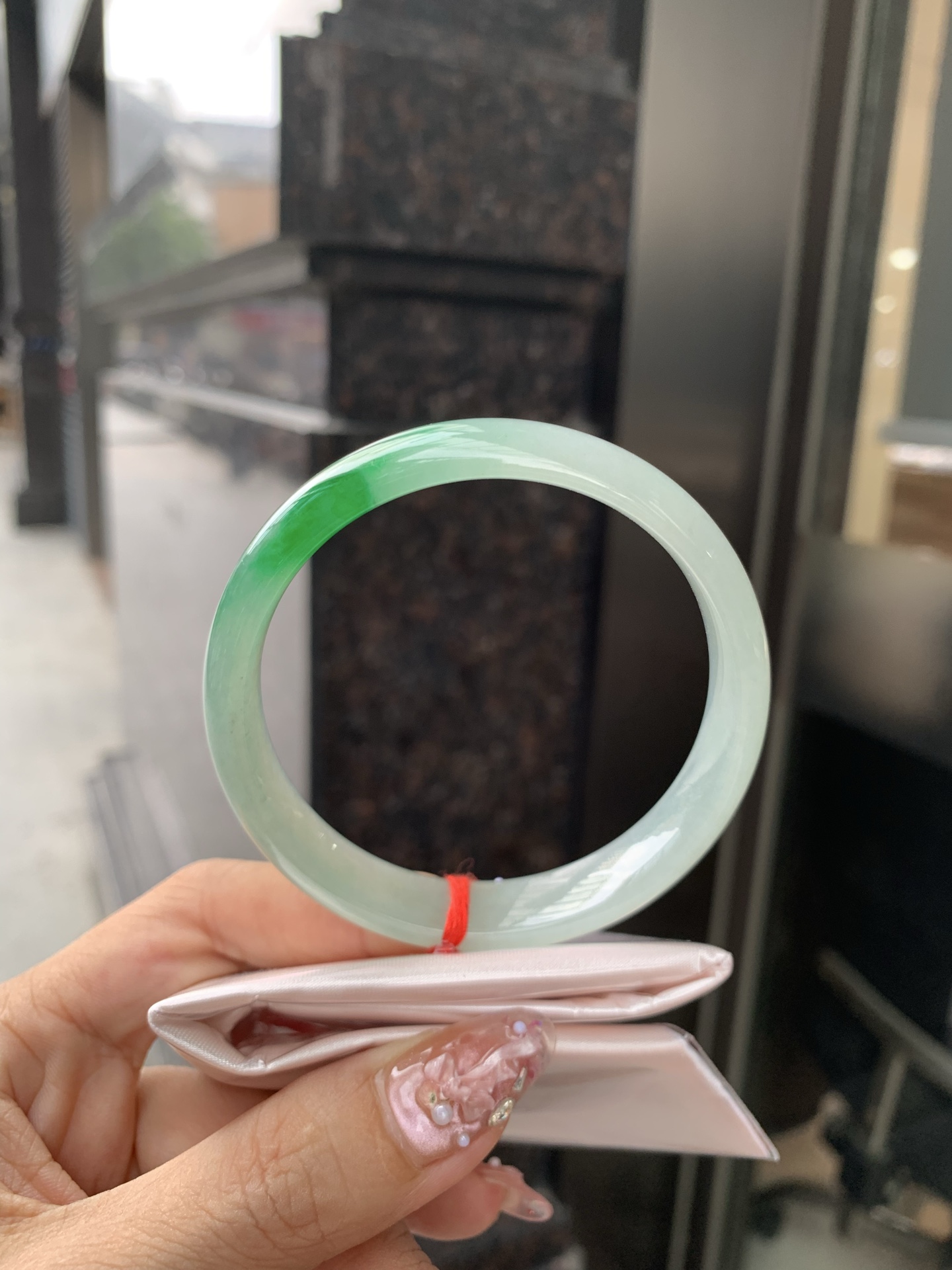 辣绿花正圈 58.3-6.2-12 0606-4A127-2 无裂，底妆水润，一抹辣绿花点缀，镯色生香，腕间之美，水润中透着灵气，仙气缭绕，温婉可人，举手投足间皆是美好