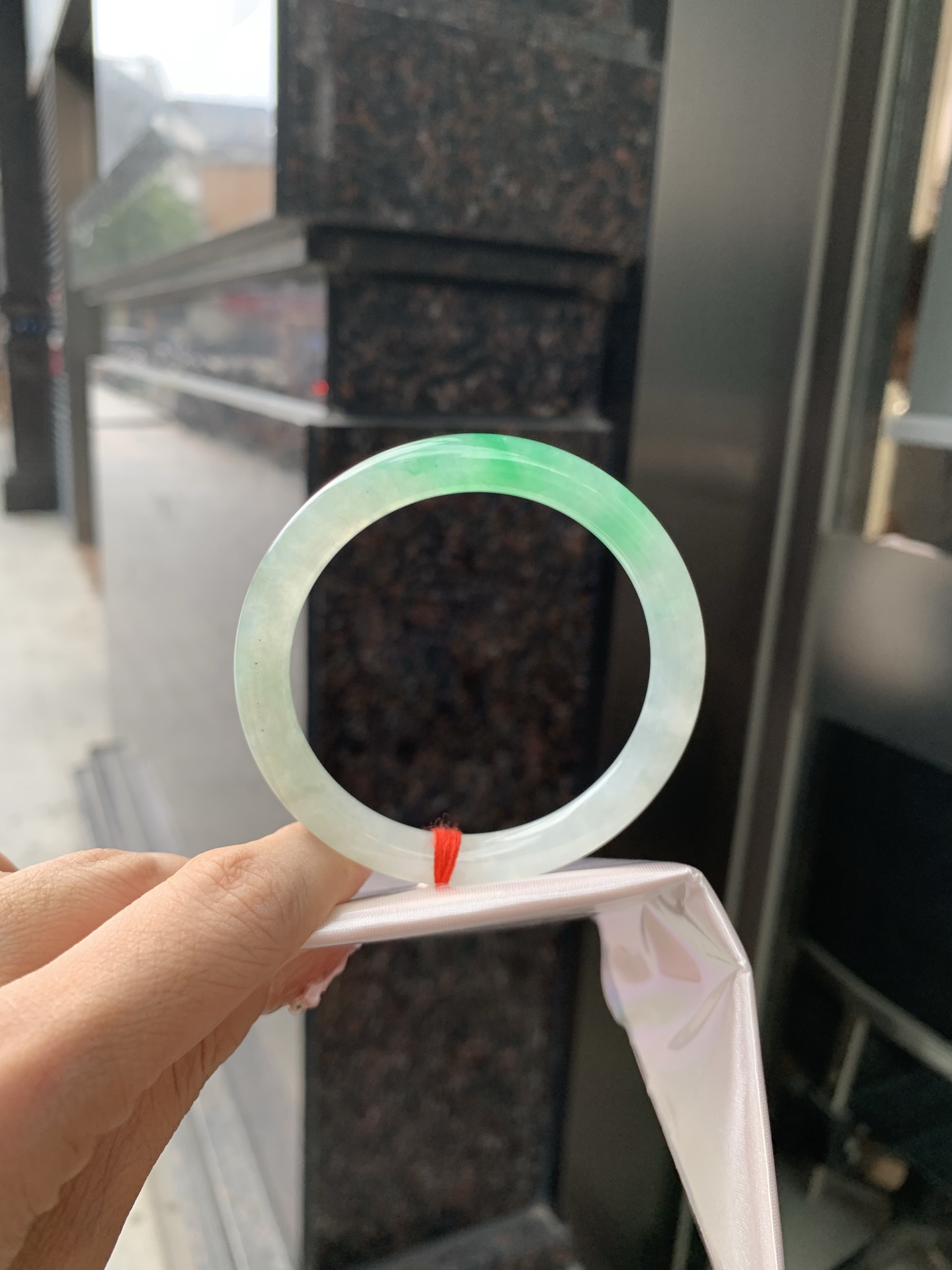 阳绿花美人条 53.2-7.3-6.5 0606-N893 打灯细纹，底妆冰润，金丝绿花色像春芽，从水润如晨露的底子蹦跳而出，将春日的灵动生机凝于手镯中，戴上她，清水芙蓉般的清新感自然晕染，每一次抬手，都似把盎然绿意融入生活。