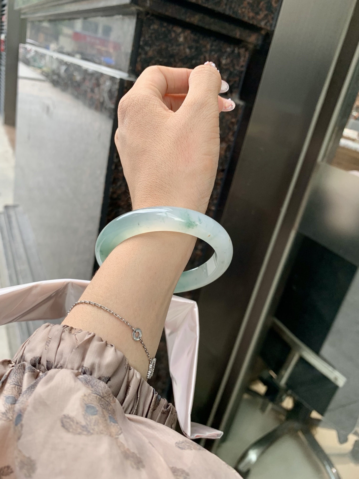 蓝底冰飘花正圈 56.7-8.4-11.7 0606-SJ-112-3 打灯细纹，底妆冰润，蓝底飘花，半山半水，独特且直观的美，它的冰透细腻质地，成就了两种风格融合下最原始神秘气质～
