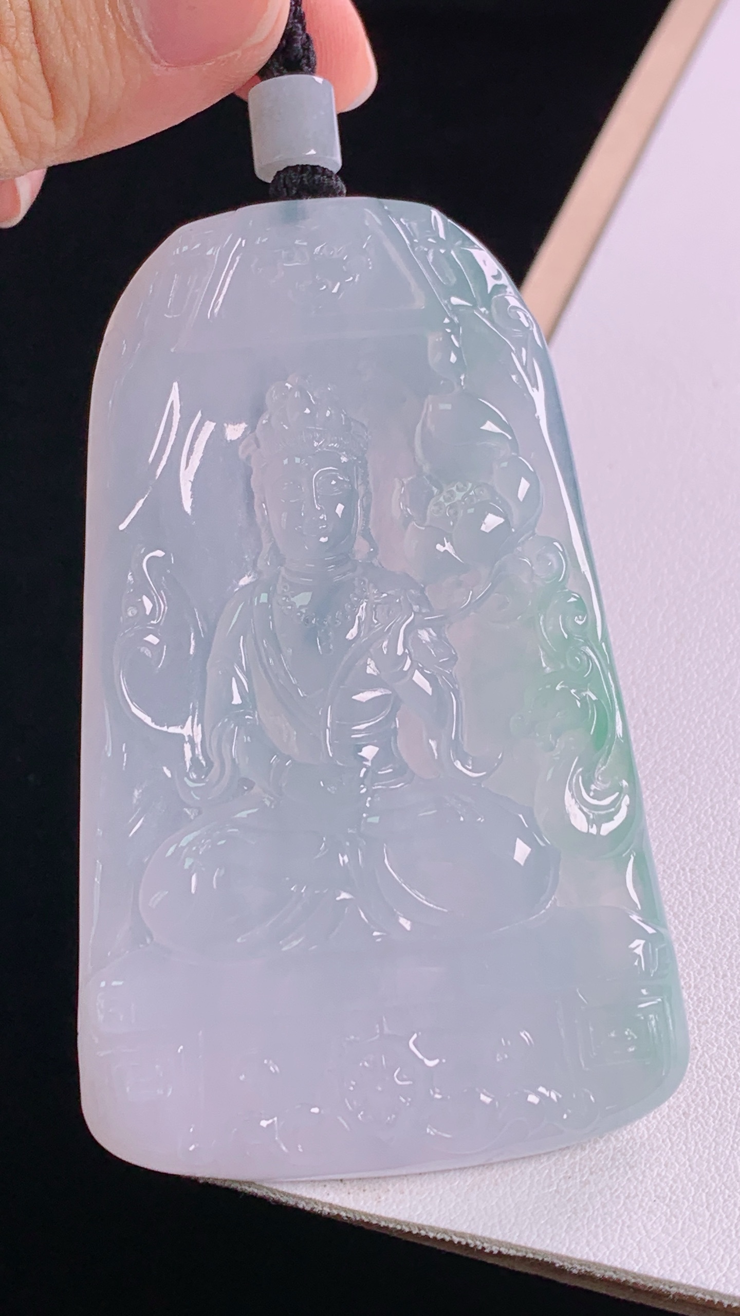 ️冰飘绿大势至菩萨 冰透起光，底子细腻，无裂 尺寸:77.7-47.2-6.6mm 3