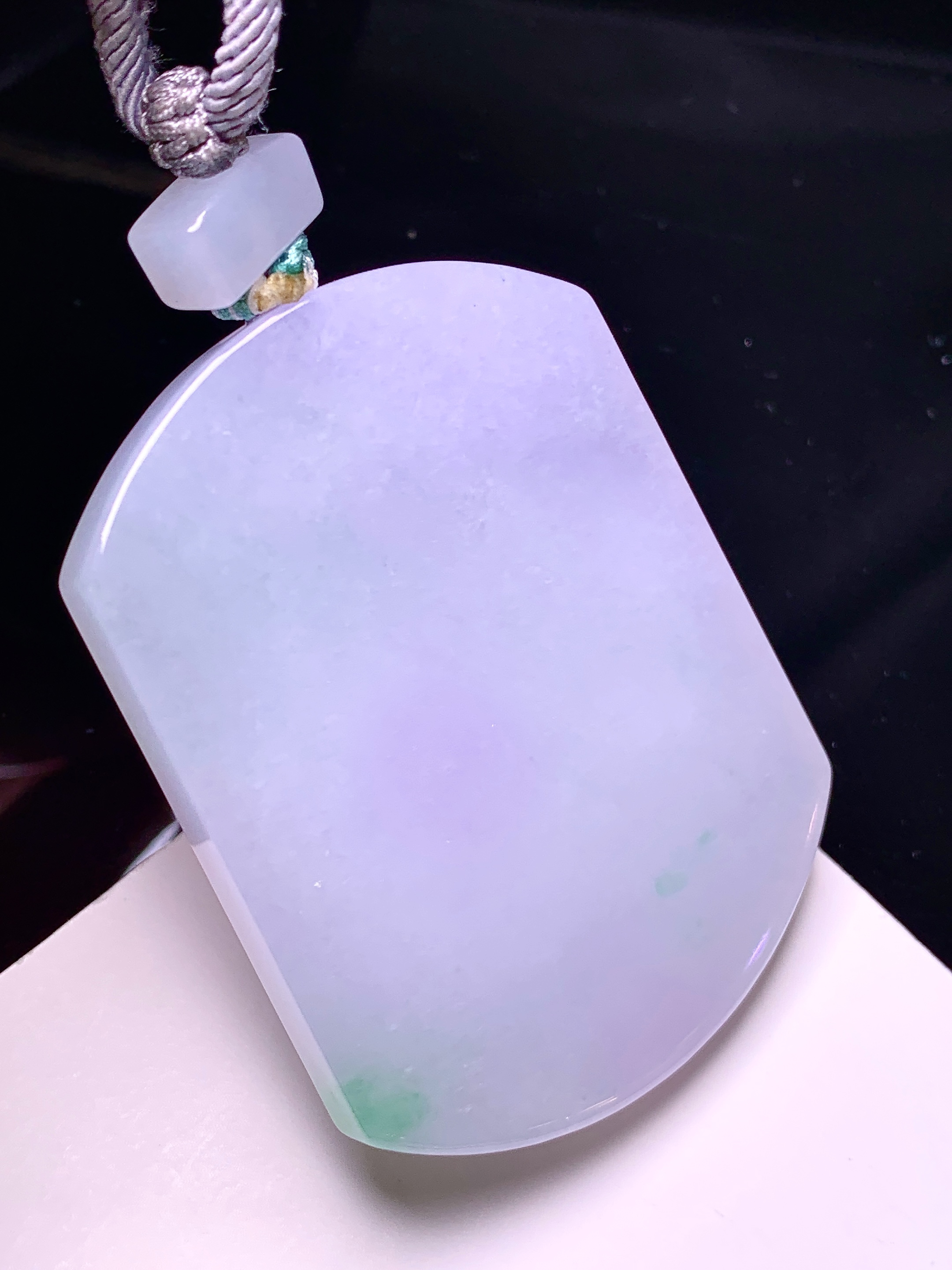 淡紫罗兰飘花无事牌吊坠 玉质细腻 色泽艳丽清新 整体尺寸56.5*43*5.8 a5