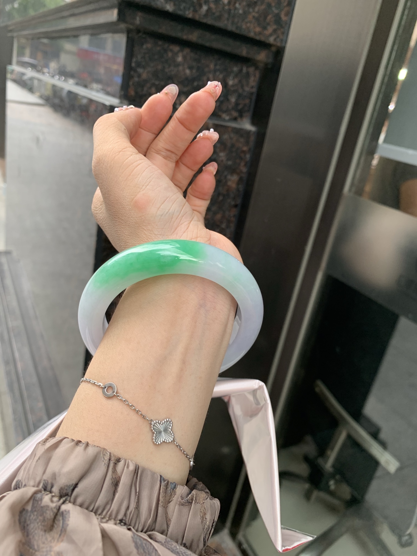 阳绿白底青正圈 59-10.3-13.7 0606-N913-1 打灯细纹，底妆冰润，一节阳绿花，点缀腕间风华，干净纯净的底色上，一抹翠色肆意流淌，宛如春日里的繁华盛景
