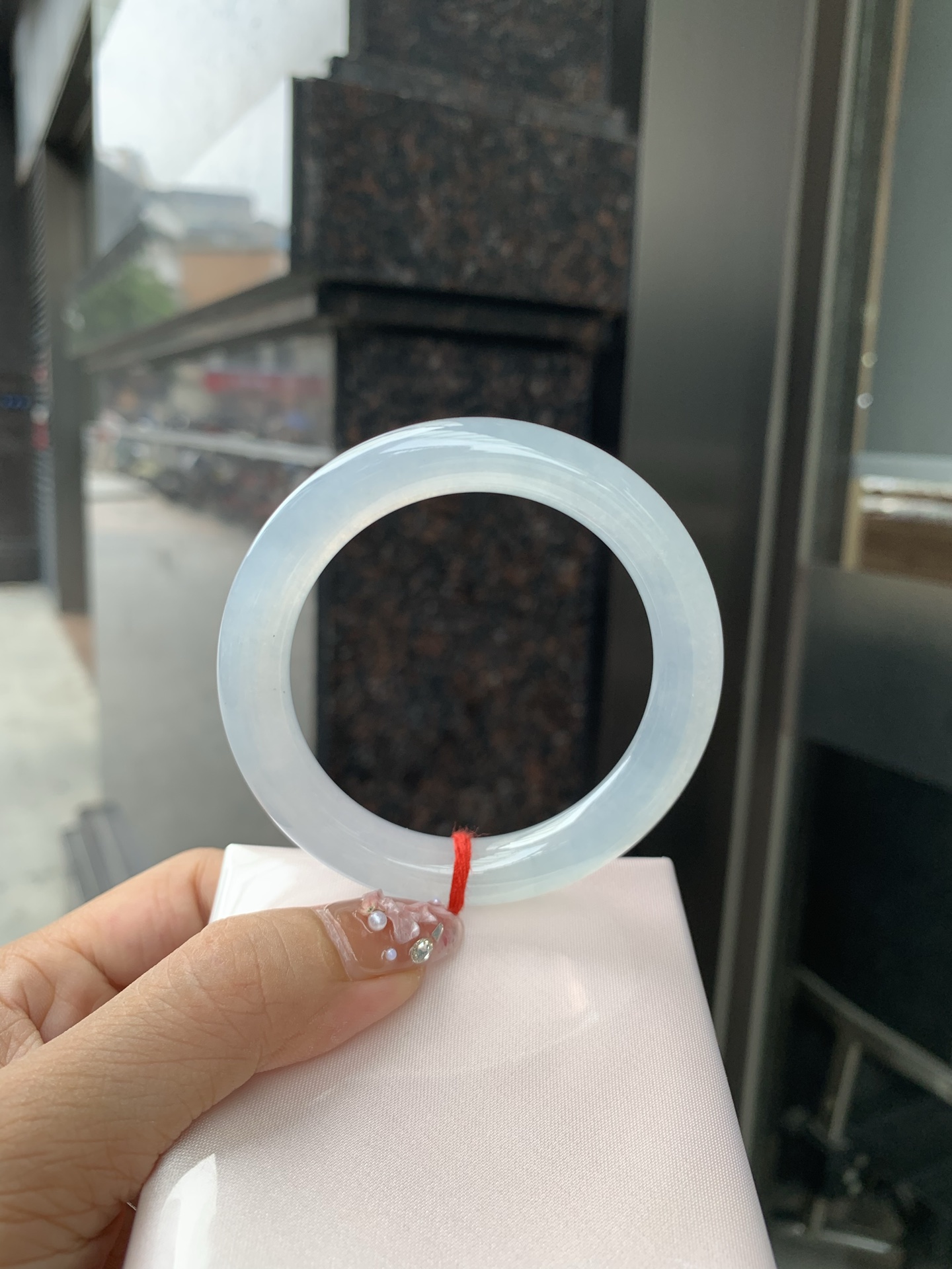 冰蓝美人条 53.2-9.6-9.3 0606-N910-2 打灯棉线，底妆冰润细腻，千变万化的冰晴蓝底色，拥有海的颜色，却散发着星空的光芒，这是一只来自冰川蓝的清冷气质仙女镯。