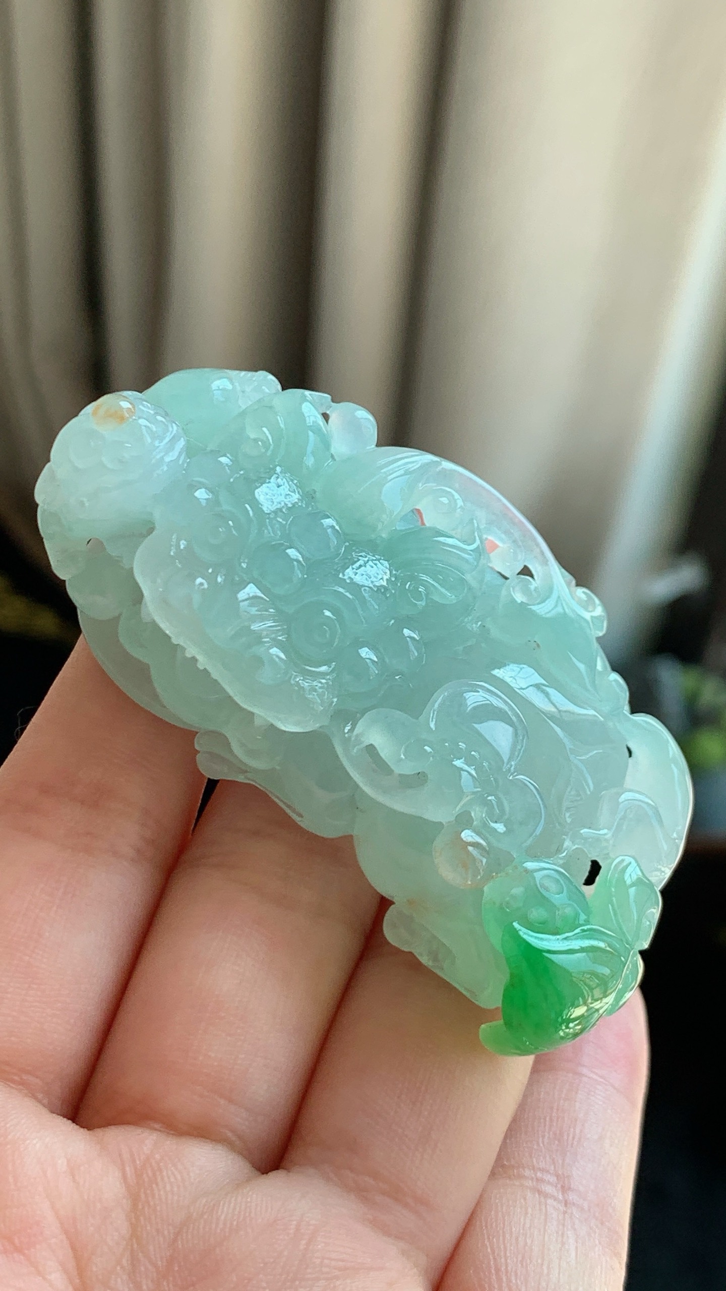 天然翡翠，霸王貔貅，飘绿花洒金，冰胶无裂，尺寸65.3-30.6-20.3 aa65
