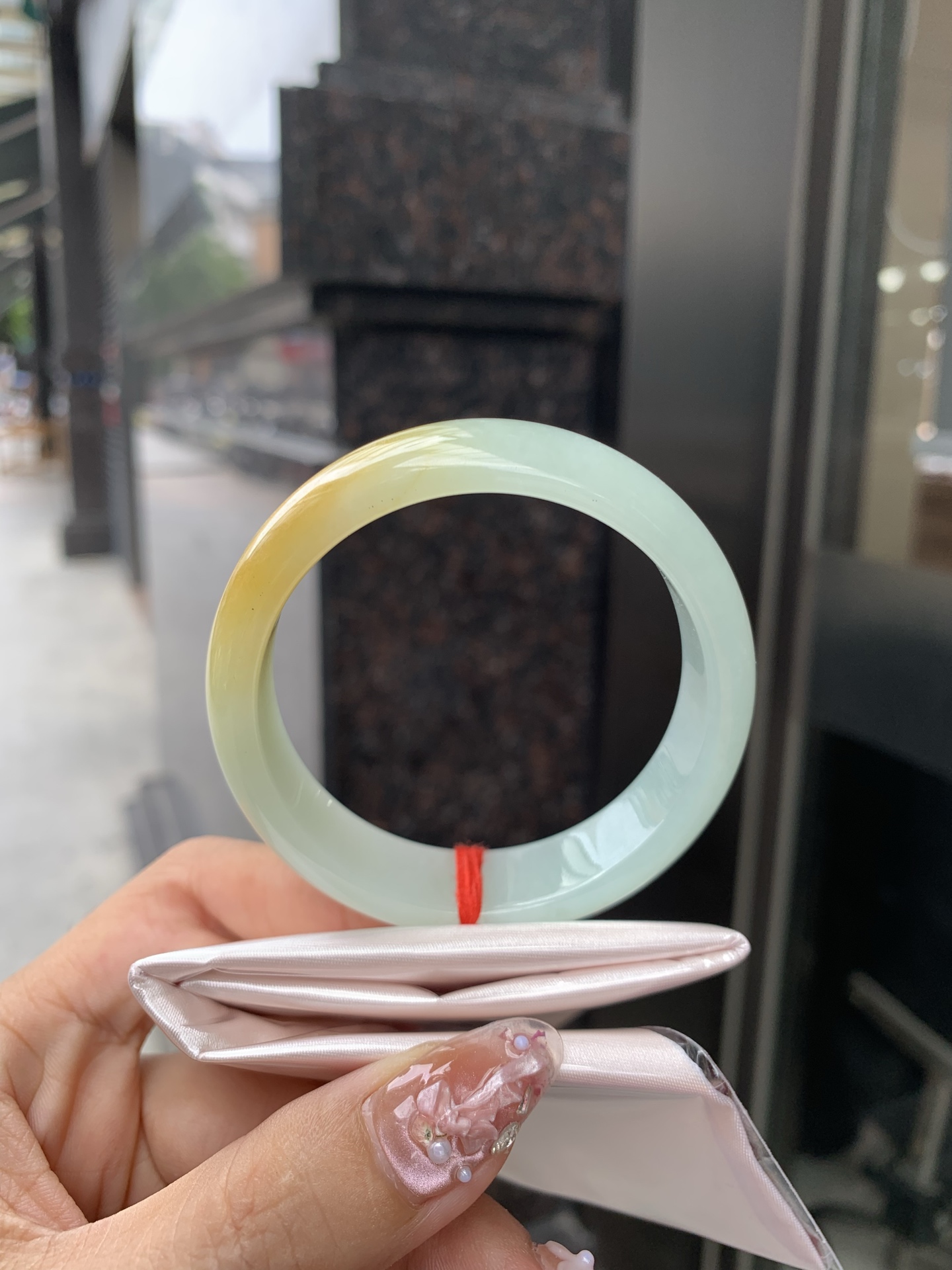 淡晴底黄翡宽版正圈 53.2-6.5-14.8 0606-SJ-117-1 打灯细纹，底妆细腻水润，淡淡的晴底搭配一大截黄翡，明亮吸睛，犹如夕阳洒在湖水上的感觉。