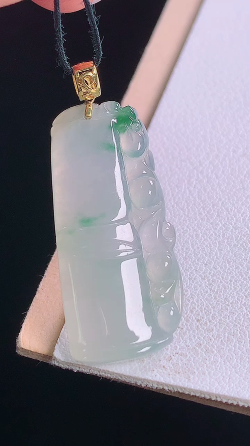 ️18K冰飘花竹节吊坠，无裂，尺寸:37.3-32.1-14.8-4.0mm 2