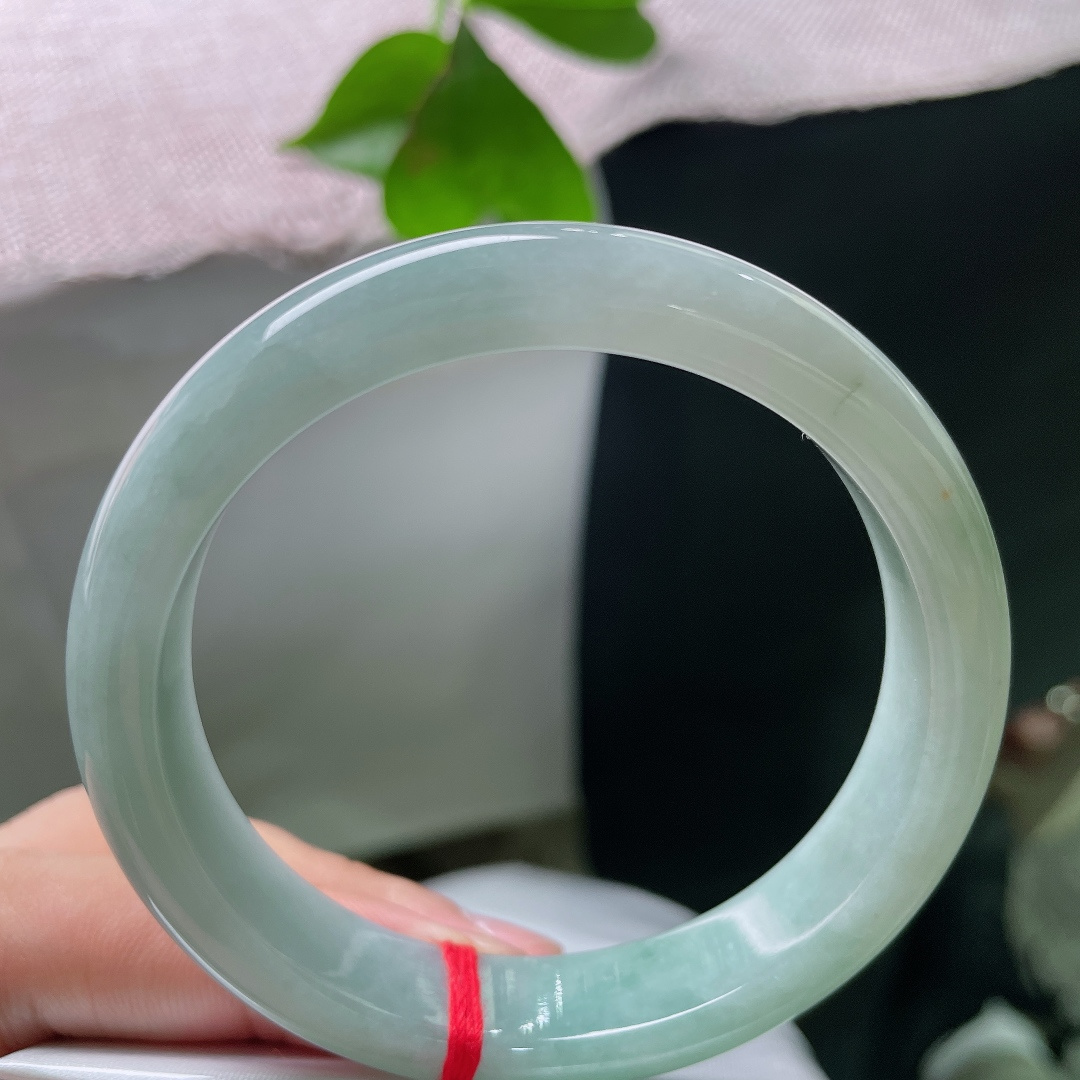 56.6/11.8/7.5，淡蓝底正圈，淡雅倾心，肉质细腻，水润，有纹，ss54087a