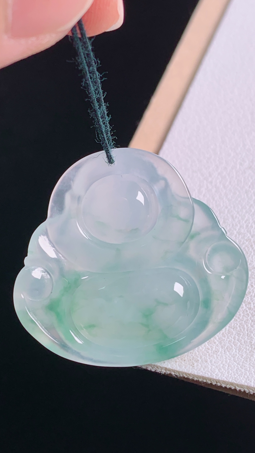 冰飘花佛公花色灵动，水润清爽，无裂，尺寸:29.0-31.5-5.9mm
