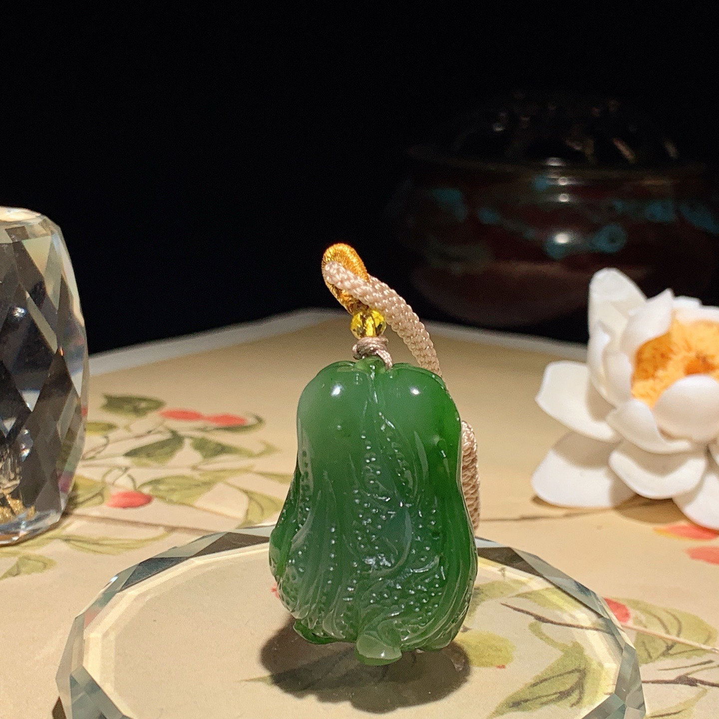 和田玉阳绿俄罗斯碧玉遇百菜百菜挂件！尺寸32/23/18重25克 玉质细腻油润 底色纯净 脂粉好，品质好。lt260605