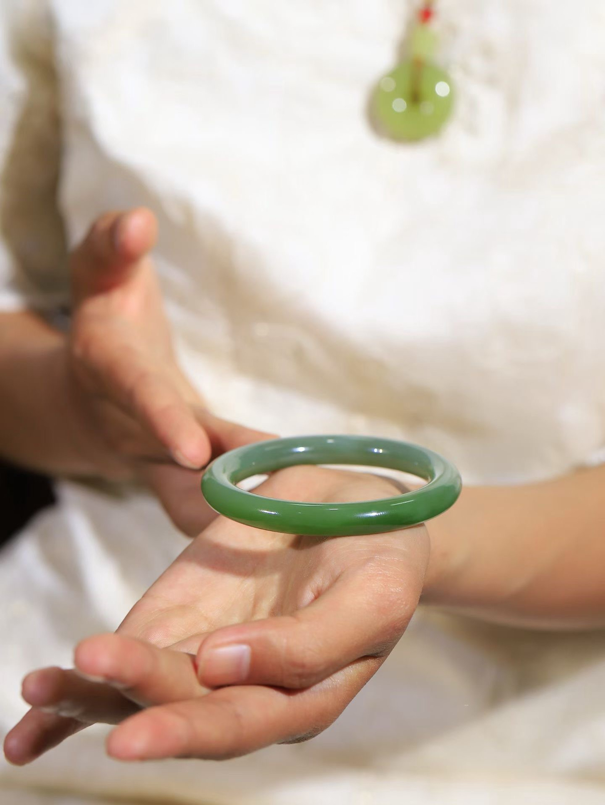 【碧色荡漾·手镯】

收藏级臻品和田玉碧玉圆条手镯，玉质细腻温润，手感舒适，️线条流畅，简约