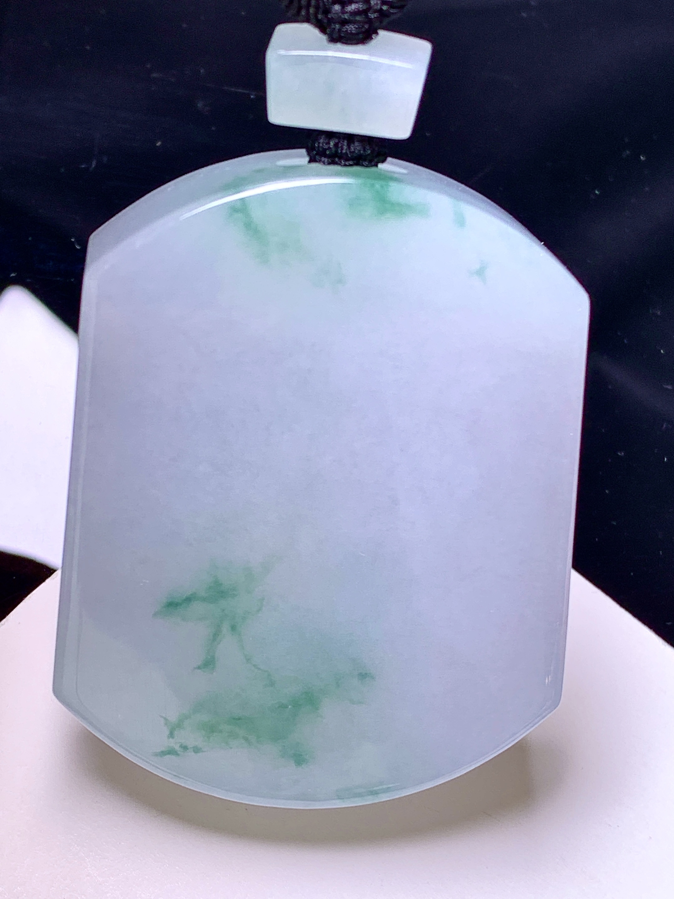 飘绿无事牌吊坠 玉质细腻 色泽艳丽清新 整体尺寸54*42.2*13.2 a5