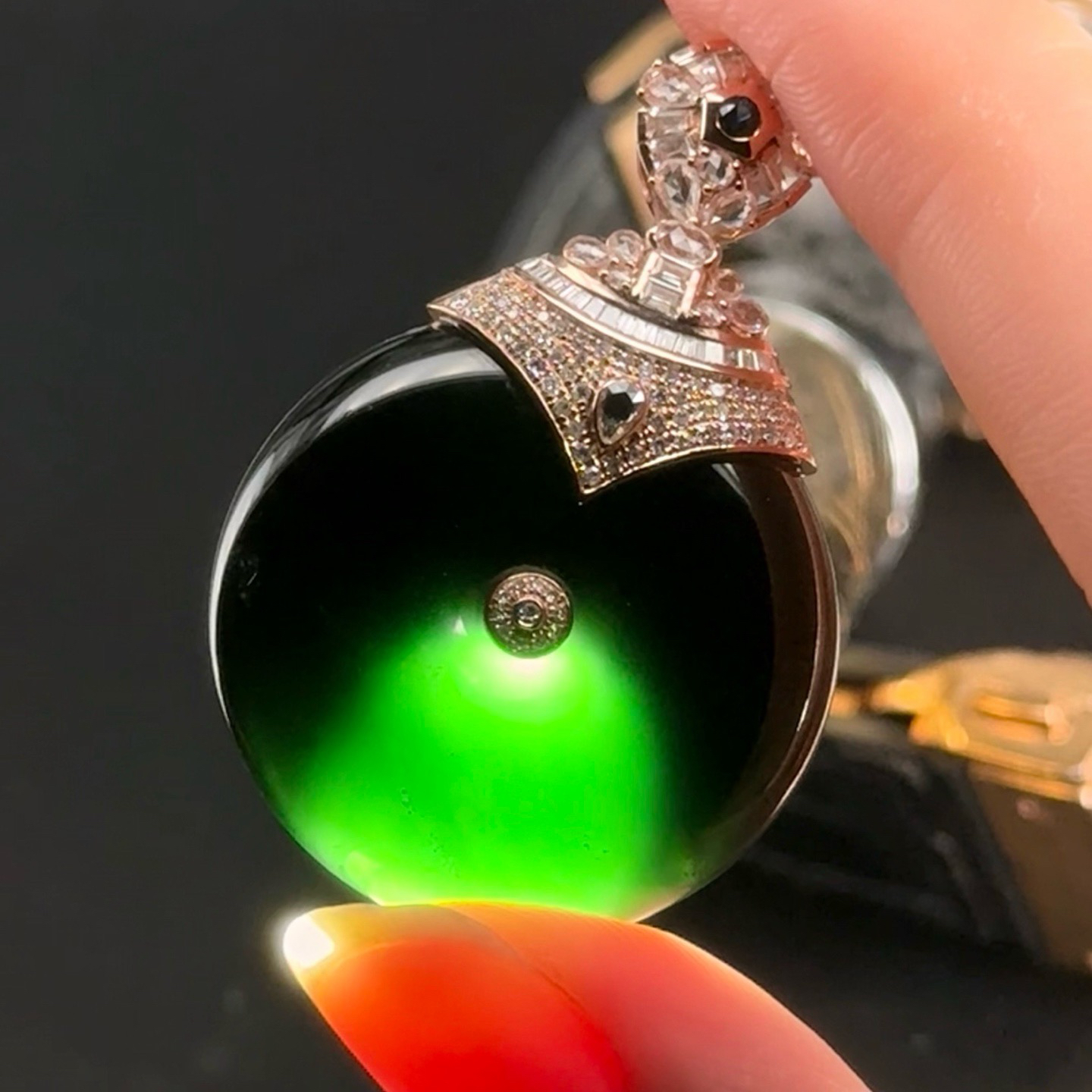 精品18k墨翠平安扣吊坠 种好色正 黑度极好 打灯通透 油性十足  尺寸44