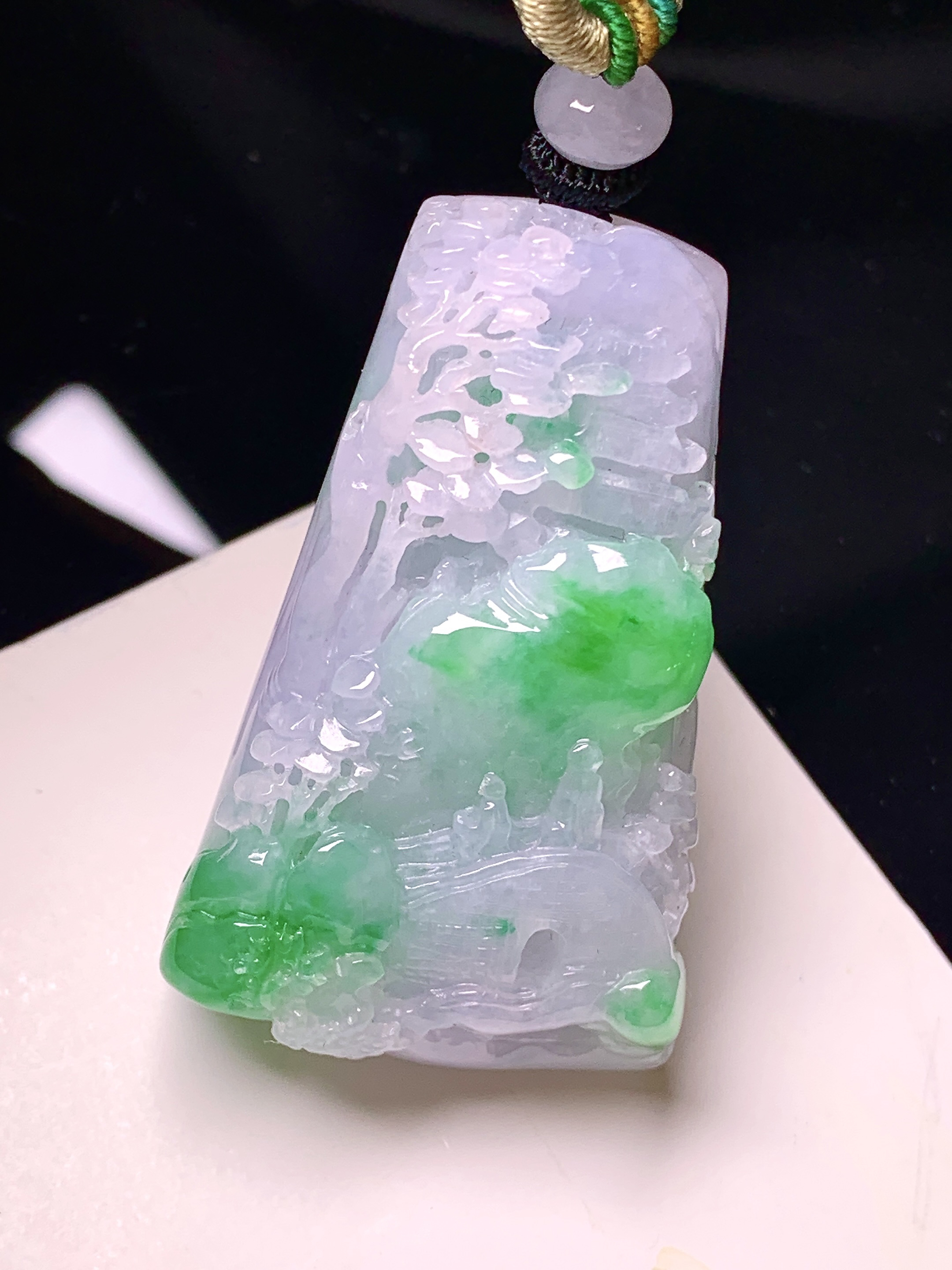 飘绿山水牌子吊坠 玉质细腻 色泽艳丽清新 整体尺寸44.8*27.8*11.6 w1