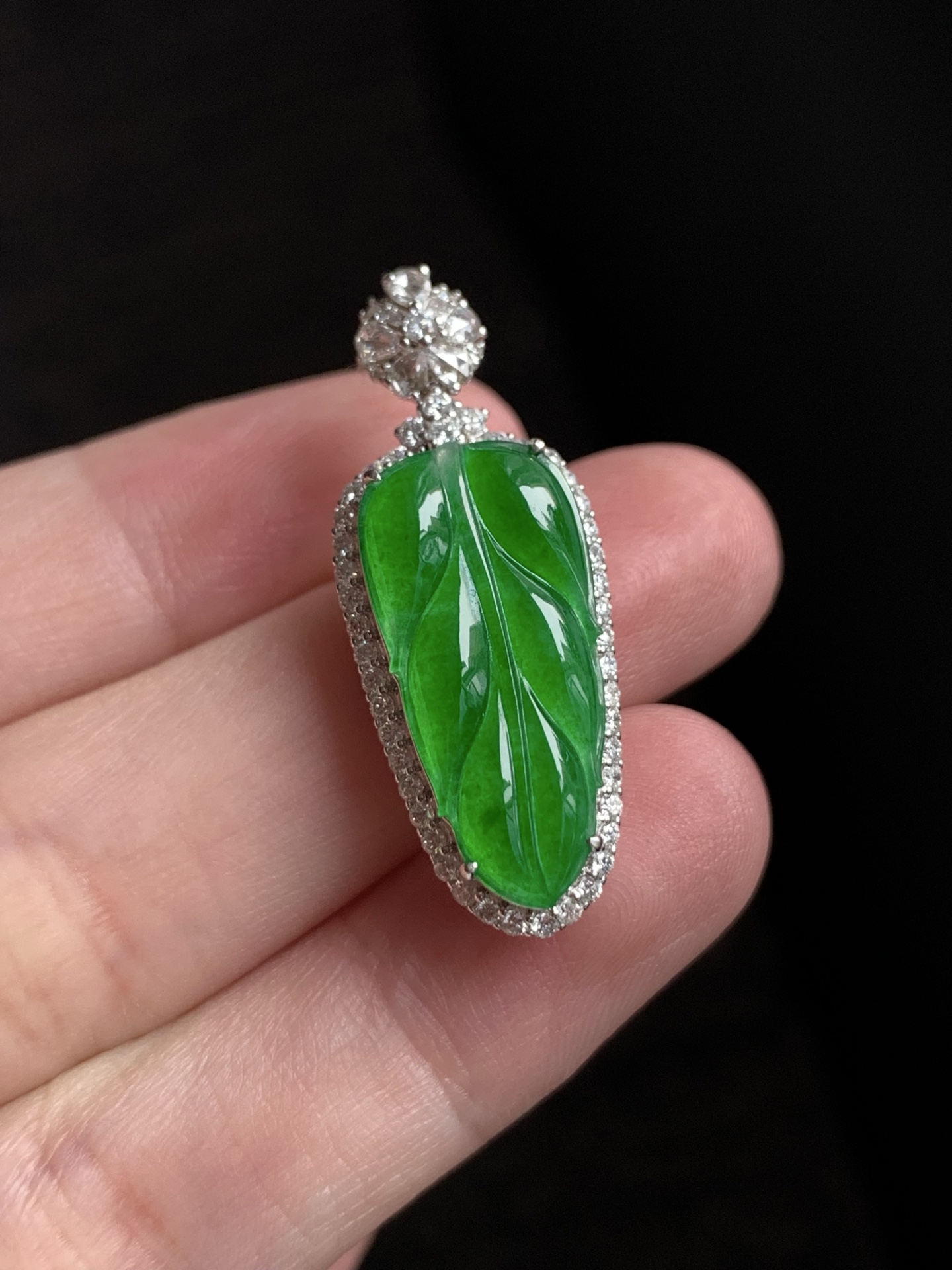 【18k金镶嵌玉叶吊坠】种老细腻，色阳浓郁起胶尺寸：成品：31.1*12.3*8.5，裸石：21*1