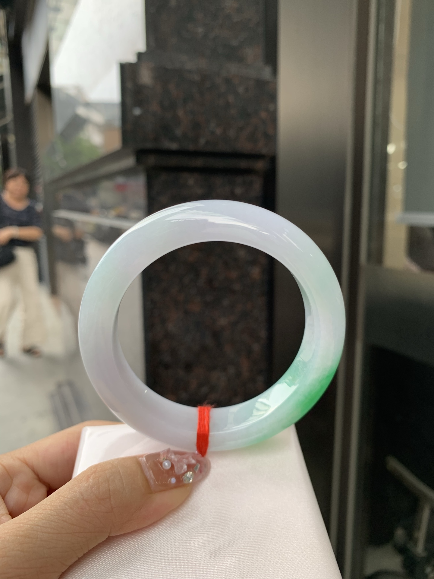 阳绿白底青正圈 59-10.3-13.7 0606-N913-1 打灯细纹，底妆冰润，一节阳绿花，点缀腕间风华，干净纯净的底色上，一抹翠色肆意流淌，宛如春日里的繁华盛景