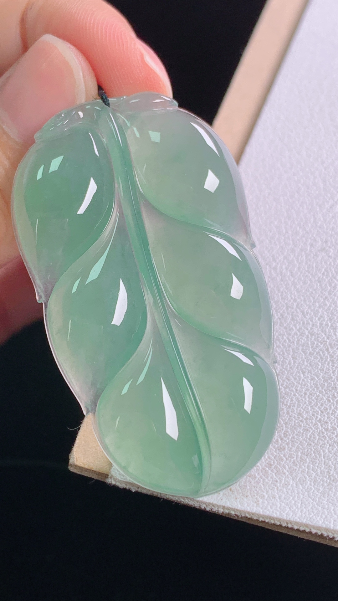 冰晴叶子 种色兼备，水润细腻，无裂 尺寸:46.8-27.0-5.2mm