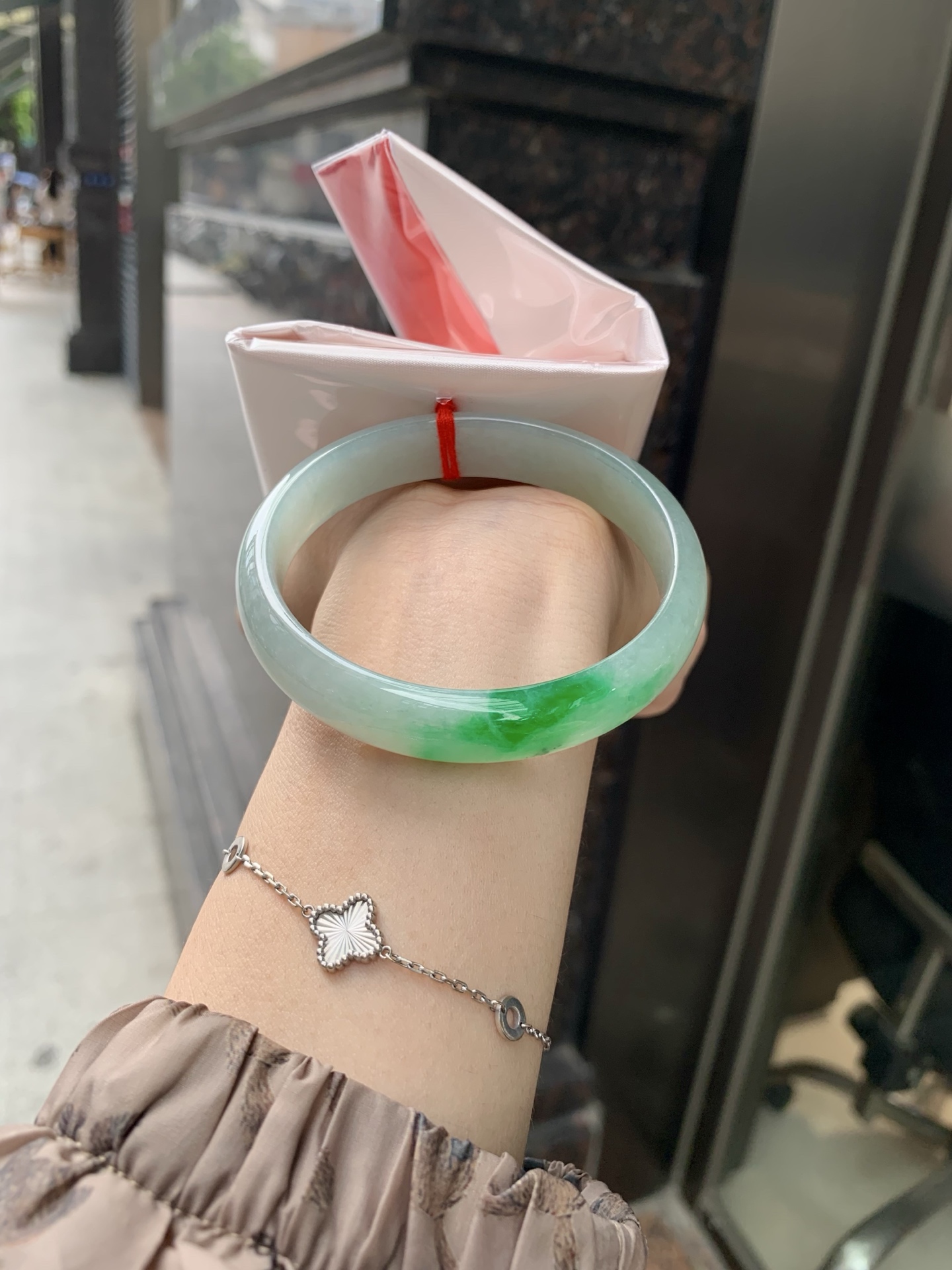 辣绿花正圈 58.3-6.2-12 0606-4A127-2 无裂，底妆水润，一抹辣绿花点缀，镯色生香，腕间之美，水润中透着灵气，仙气缭绕，温婉可人，举手投足间皆是美好