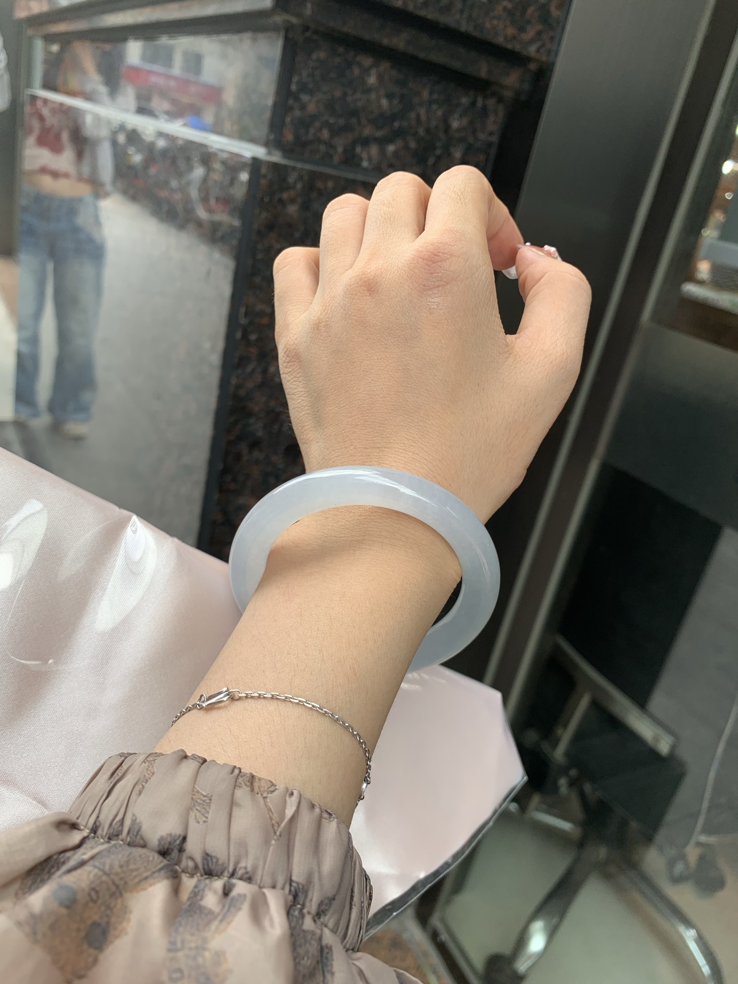 冰蓝美人条 53.2-9.6-9.3 0606-N910-2 打灯棉线，底妆冰润细腻，千变万化的冰晴蓝底色，拥有海的颜色，却散发着星空的光芒，这是一只来自冰川蓝的清冷气质仙女镯。