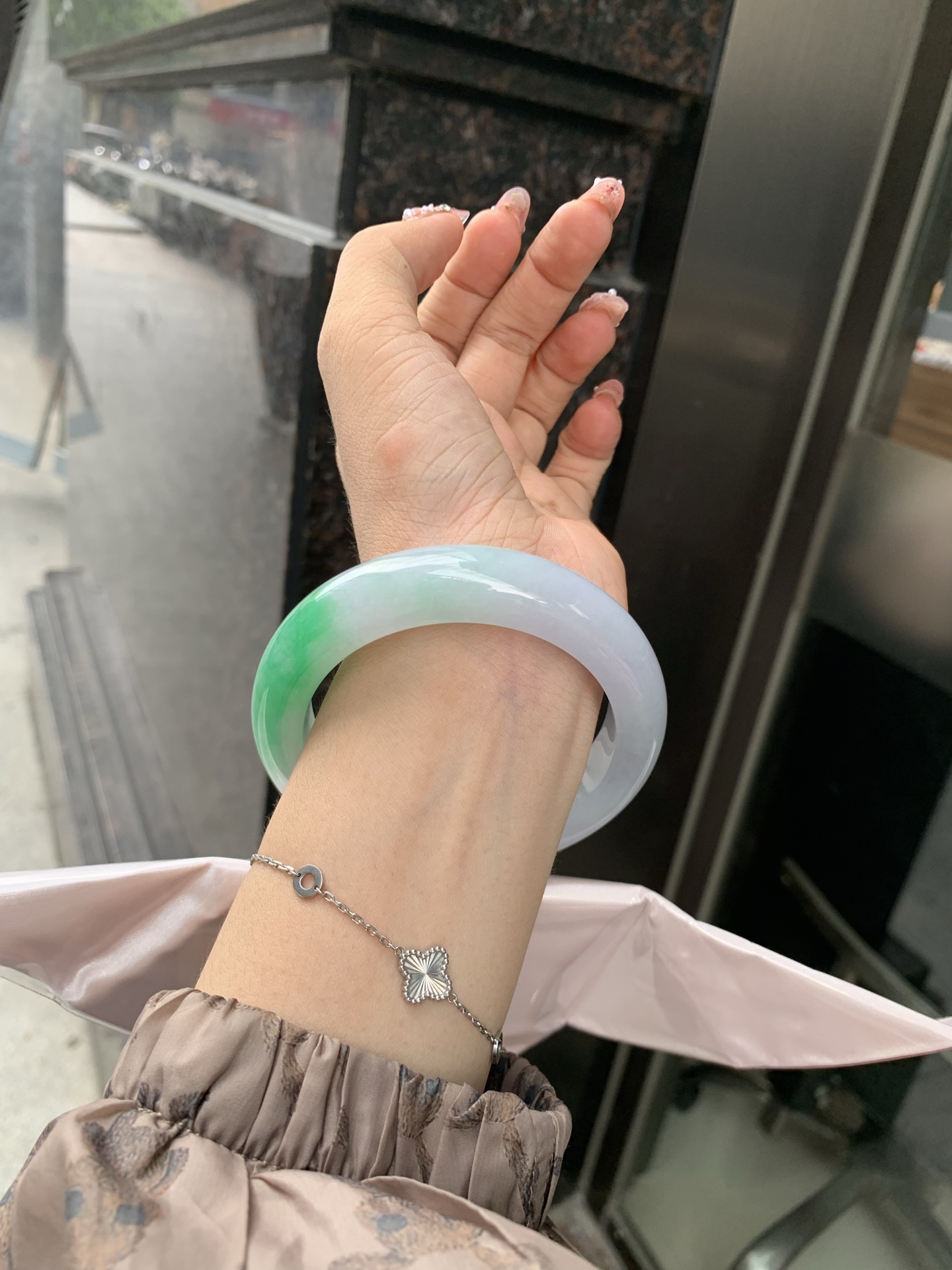 阳绿白底青正圈 59-10.3-13.7 0606-N913-1 打灯细纹，底妆冰润，一节阳绿花，点缀腕间风华，干净纯净的底色上，一抹翠色肆意流淌，宛如春日里的繁华盛景