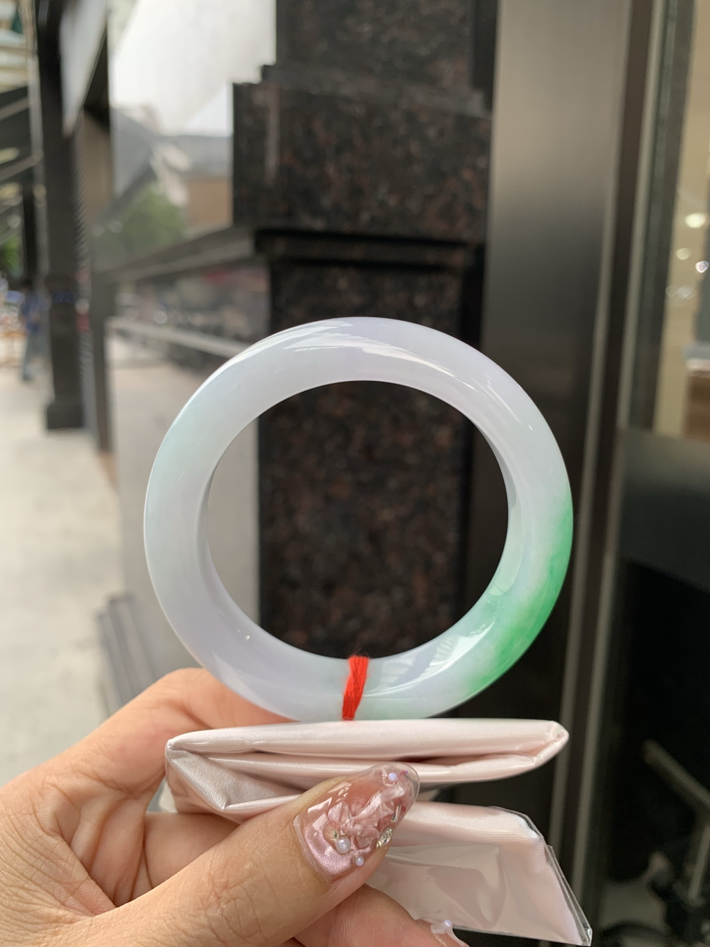 阳绿白底青正圈 59-10.3-13.7 0606-N913-1 打灯细纹，底妆冰润，一节阳绿花，点缀腕间风华，干净纯净的底色上，一抹翠色肆意流淌，宛如春日里的繁华盛景