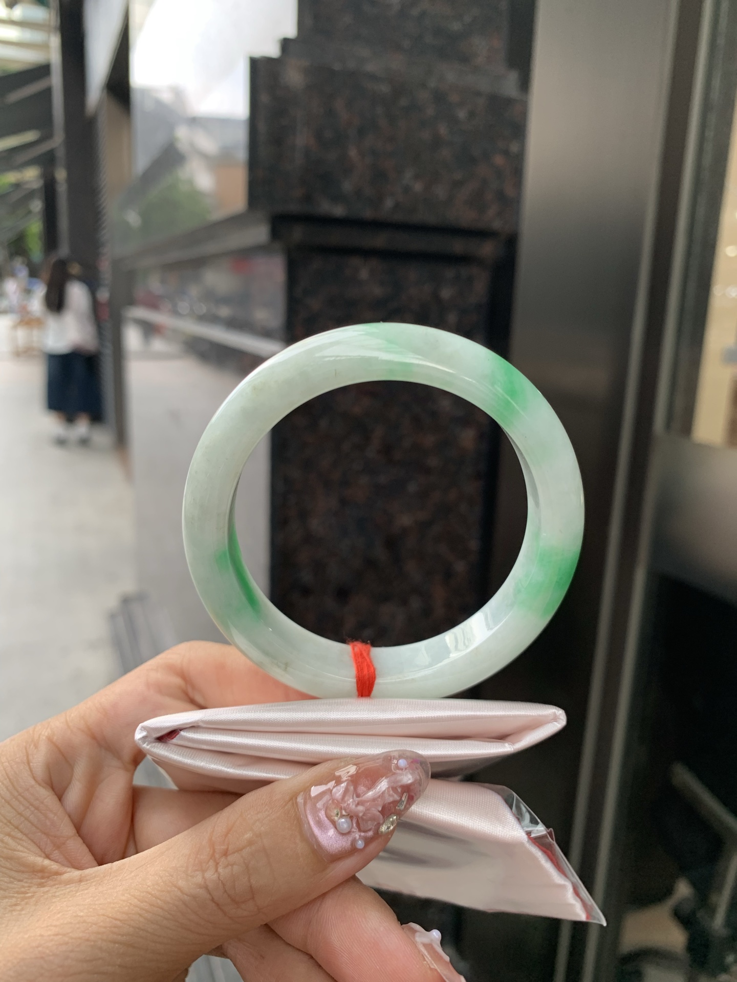 白底青正圈 55.2-8.4-12.5 0606-N909 打灯细纹，底妆水润，绿花点缀，镯色生香，腕间之美，水润中透着灵气，仙气缭绕，温婉可人，举手投足间皆是美好
