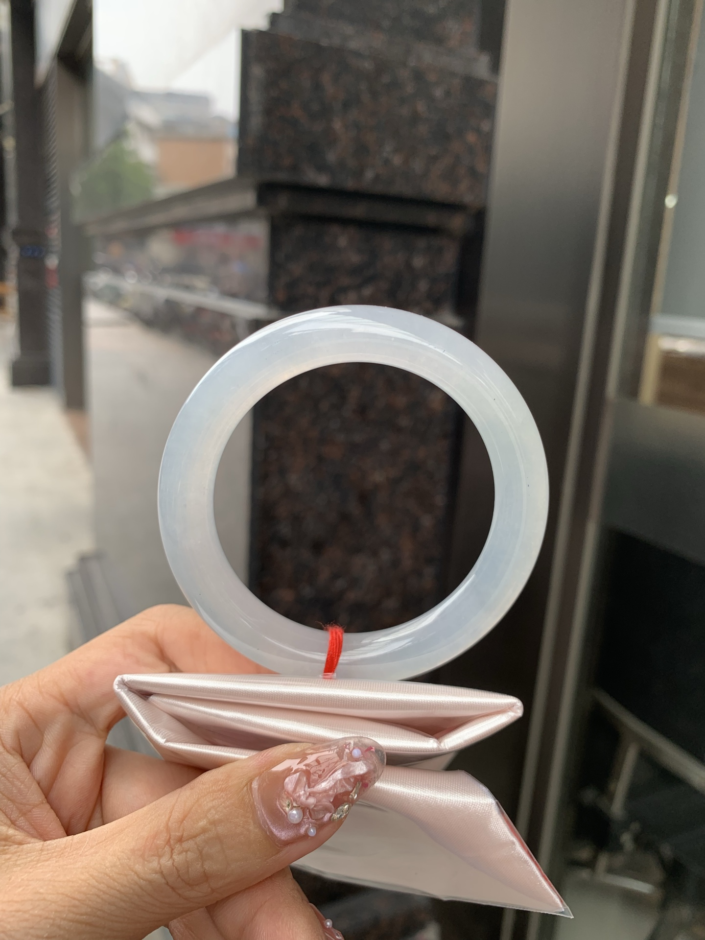 冰蓝美人条 53.2-9.6-9.3 0606-N910-2 打灯棉线，底妆冰润细腻，千变万化的冰晴蓝底色，拥有海的颜色，却散发着星空的光芒，这是一只来自冰川蓝的清冷气质仙女镯。