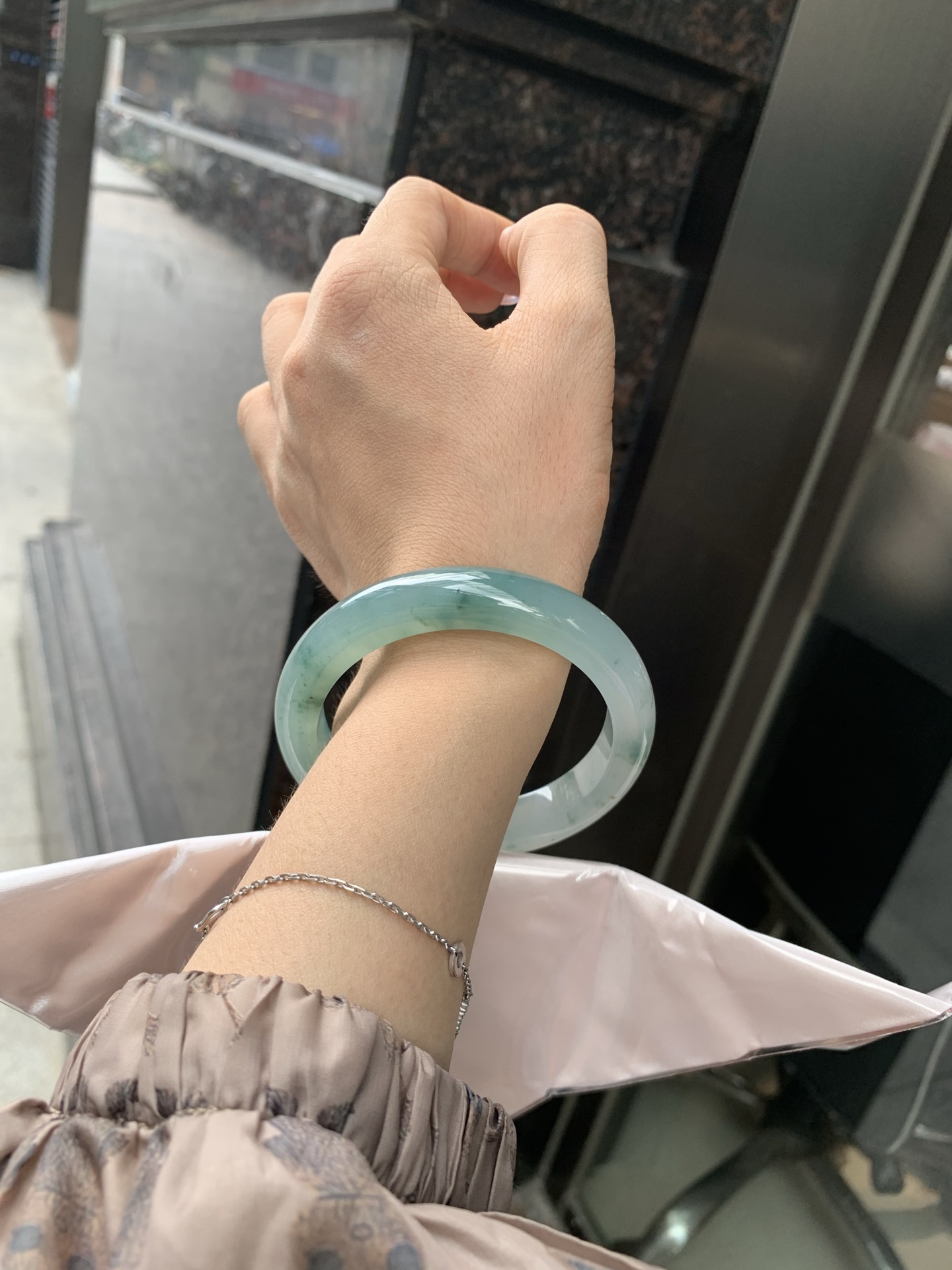 蓝底冰飘花正圈 56.7-8.4-11.7 0606-SJ-112-3 打灯细纹，底妆冰润，蓝底飘花，半山半水，独特且直观的美，它的冰透细腻质地，成就了两种风格融合下最原始神秘气质～