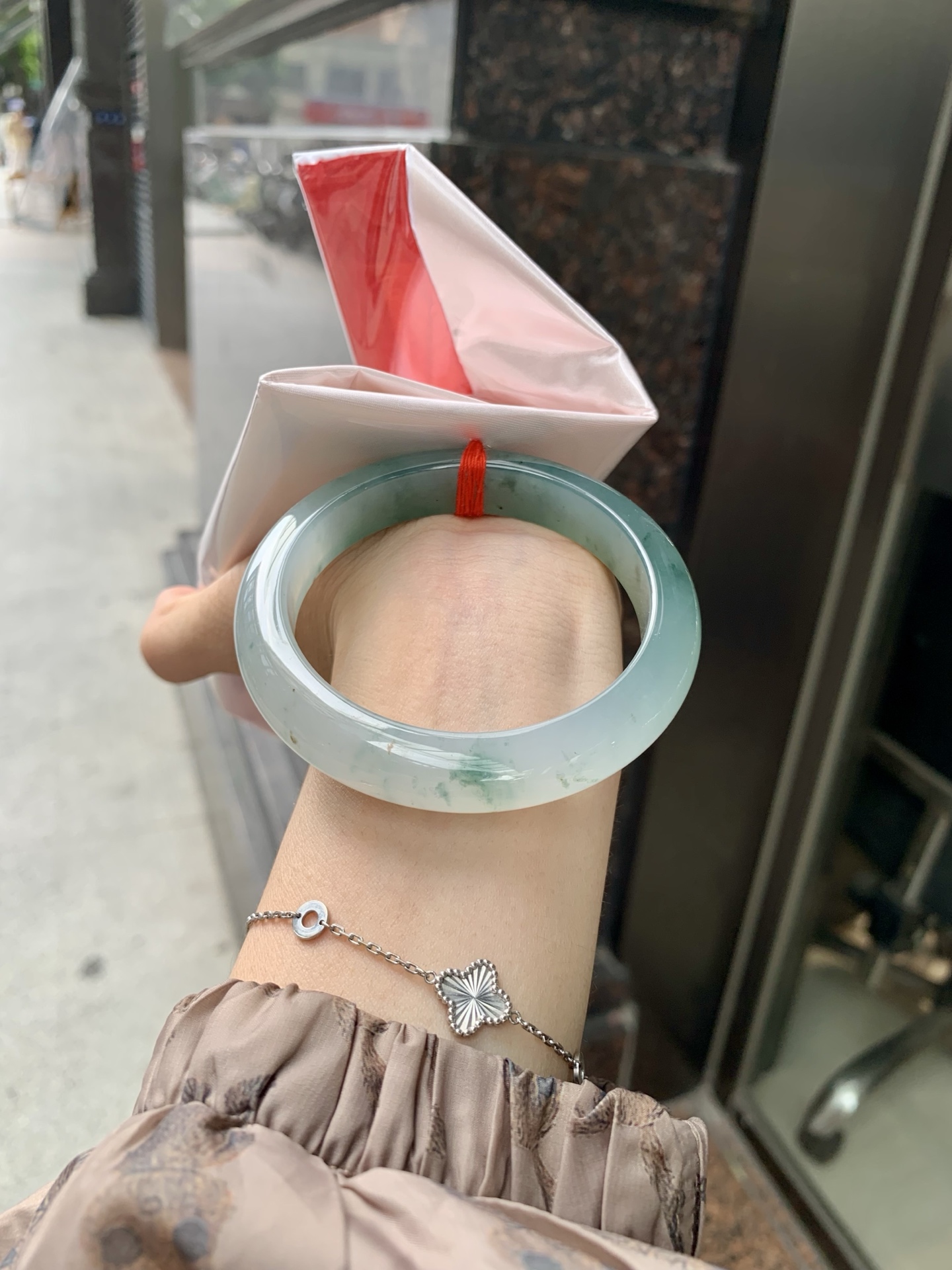 蓝底冰飘花正圈 56.7-8.4-11.7 0606-SJ-112-3 打灯细纹，底妆冰润，蓝底飘花，半山半水，独特且直观的美，它的冰透细腻质地，成就了两种风格融合下最原始神秘气质～