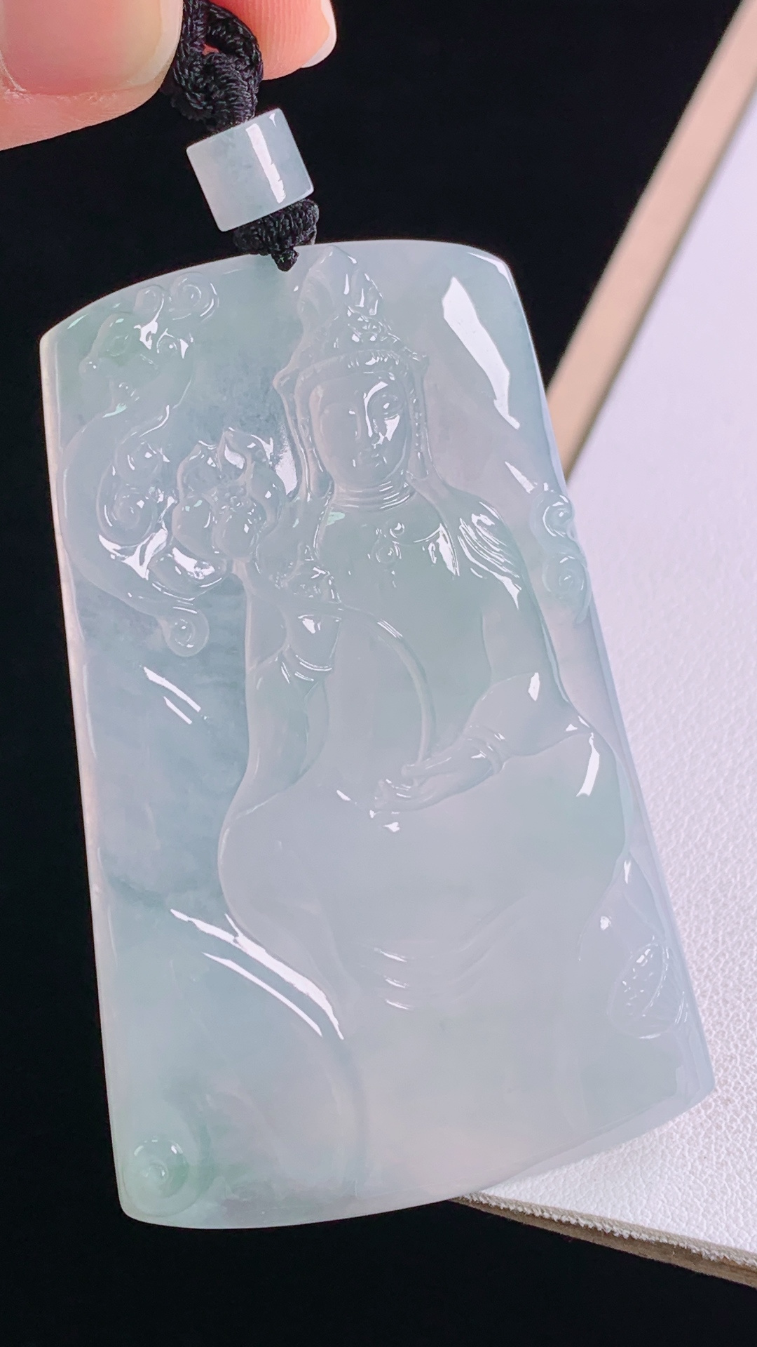 冰种大势至菩萨 冰润荧光，雕工精湛，无裂 尺寸:66.9-42.6-5.5mm