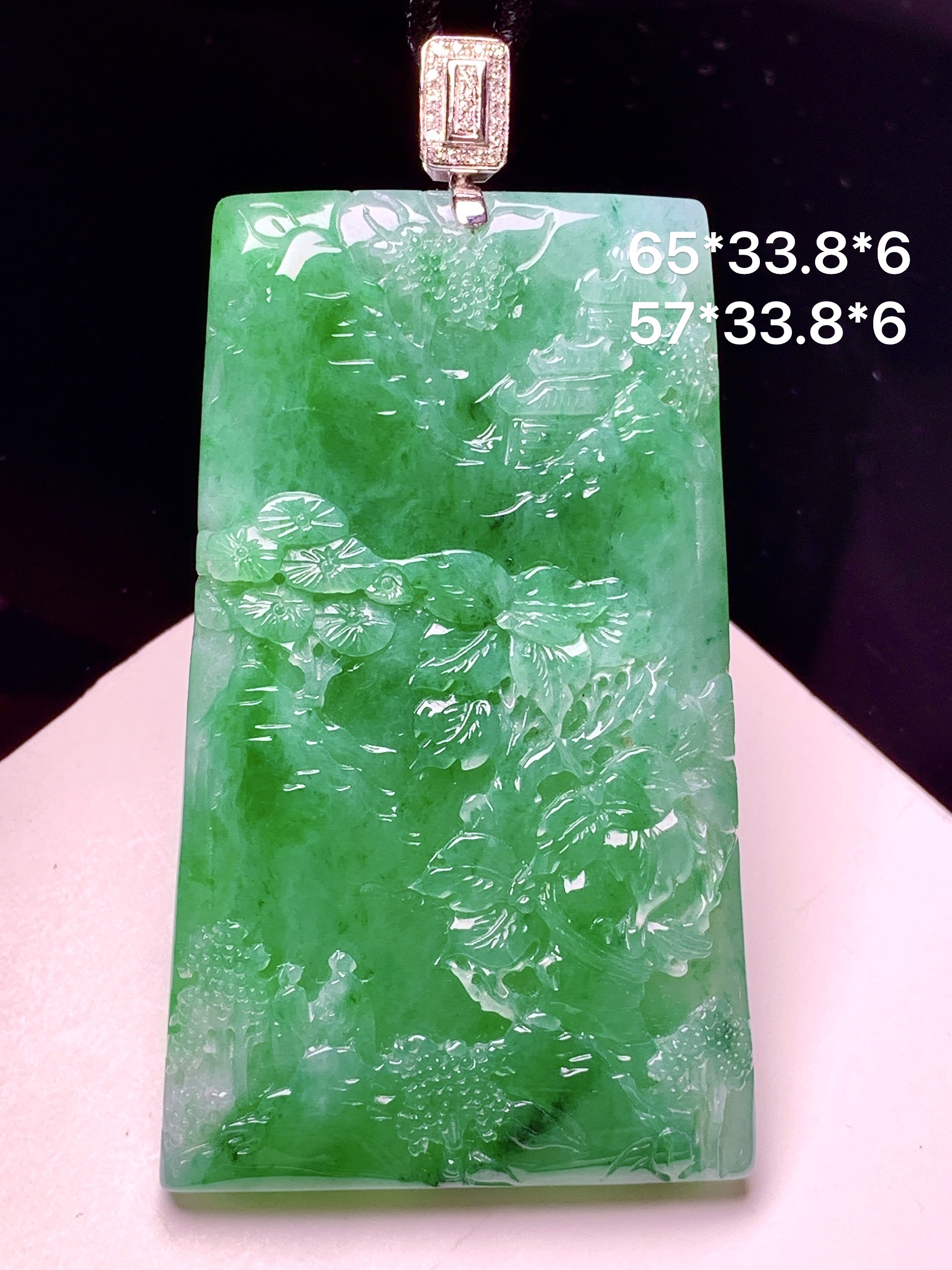 18k金镶嵌阳绿山水牌子吊坠 玉质细腻 色泽艳丽清新 整体尺寸65*33.8*6 A2
