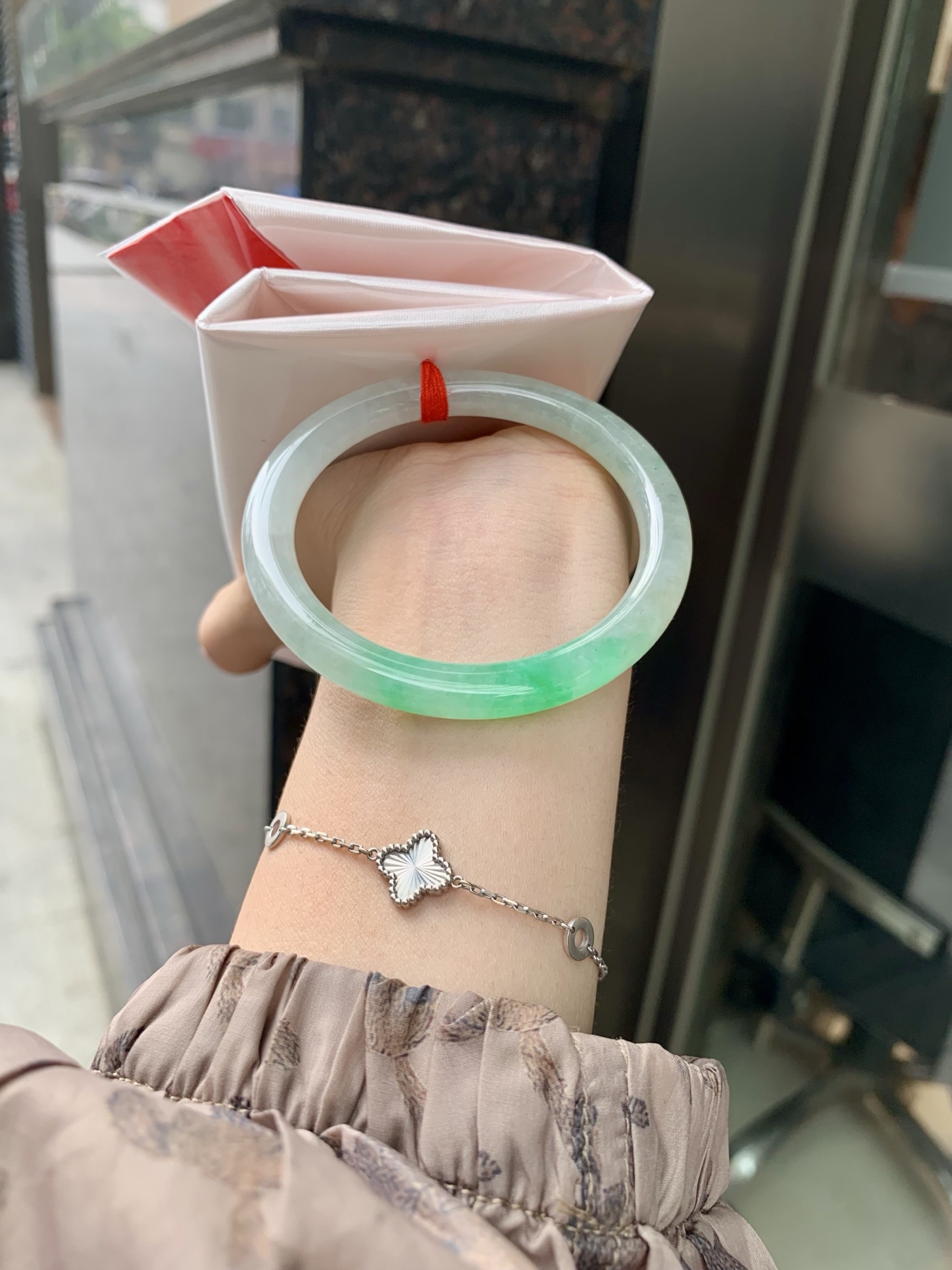 阳绿花美人条 53.2-7.3-6.5 0606-N893 打灯细纹，底妆冰润，金丝绿花色像春芽，从水润如晨露的底子蹦跳而出，将春日的灵动生机凝于手镯中，戴上她，清水芙蓉般的清新感自然晕染，每一次抬手，都似把盎然绿意融入生活。