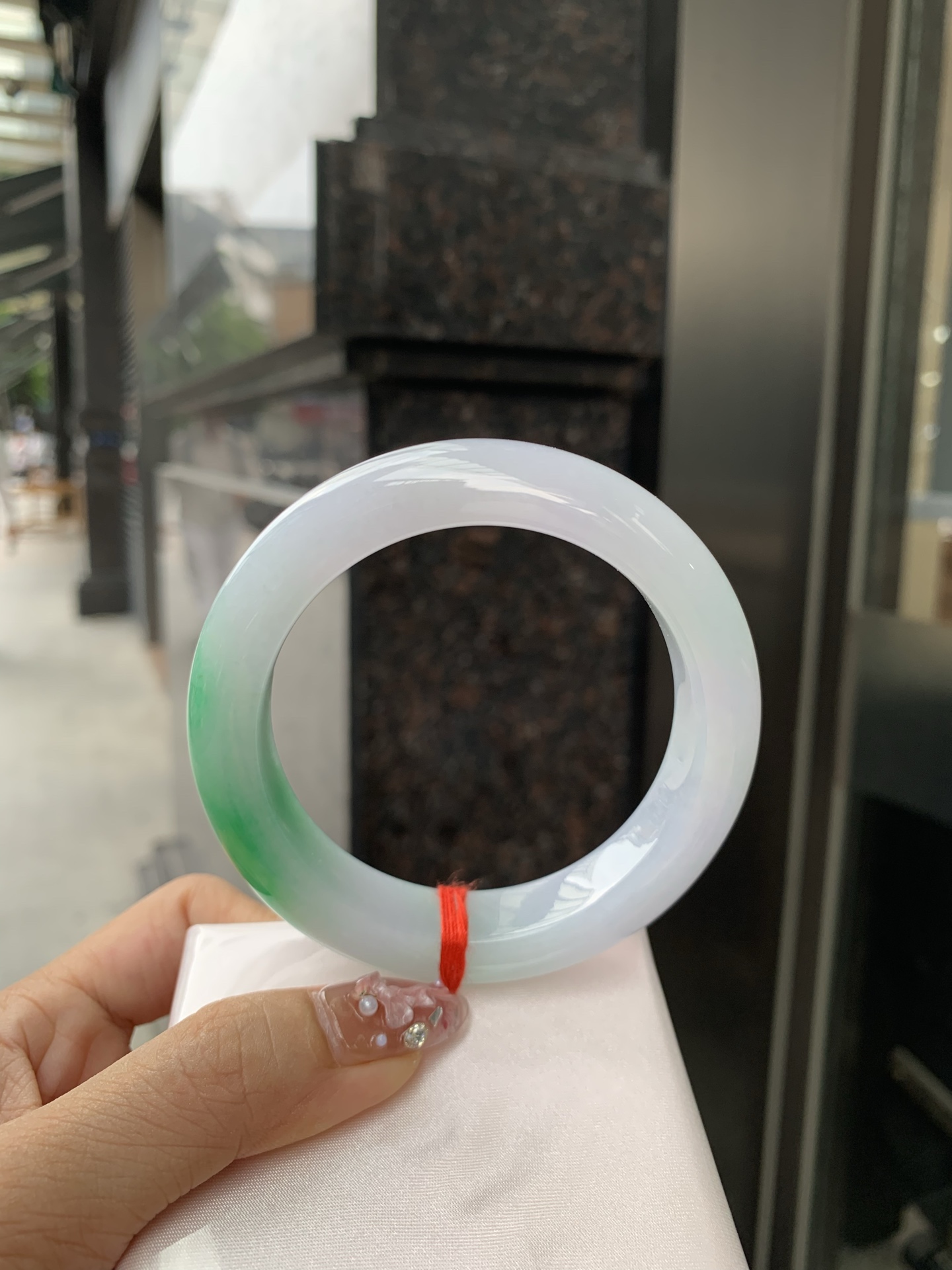 阳绿白底青正圈 59-10.3-13.7 0606-N913-1 打灯细纹，底妆冰润，一节阳绿花，点缀腕间风华，干净纯净的底色上，一抹翠色肆意流淌，宛如春日里的繁华盛景